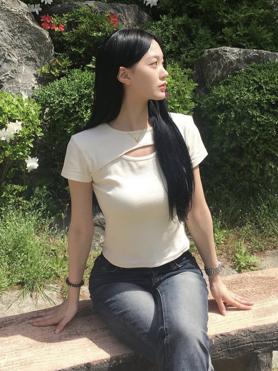 PHOS333 W Slim Fit Slit T-Shirt Cream 착용 스타일 - 1