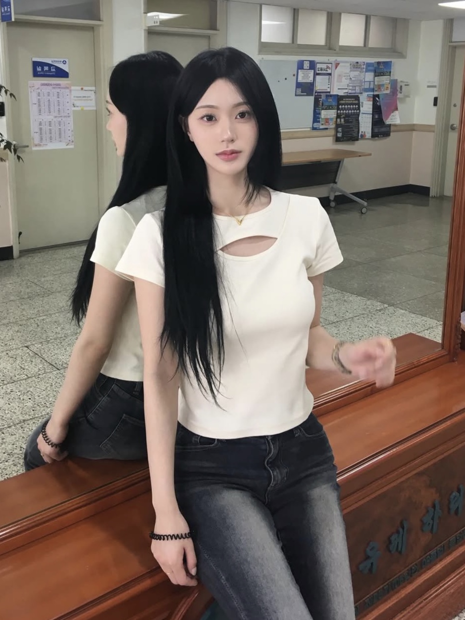 PHOS333 W Slim Fit Slit T-Shirt Cream 착용 스타일 - 2