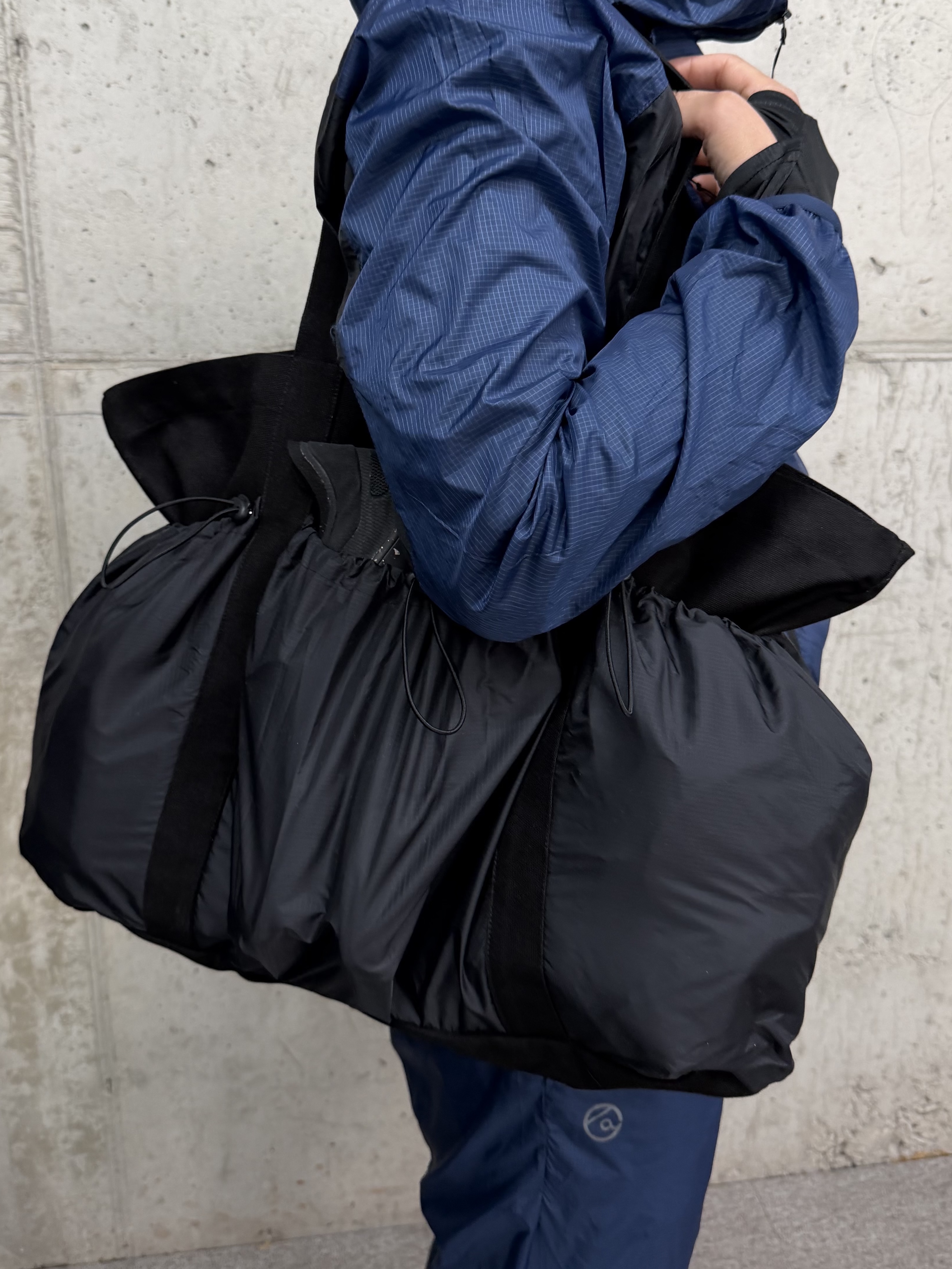 THE WARLD C.N Tote Bag Black 착용 스타일 - 4