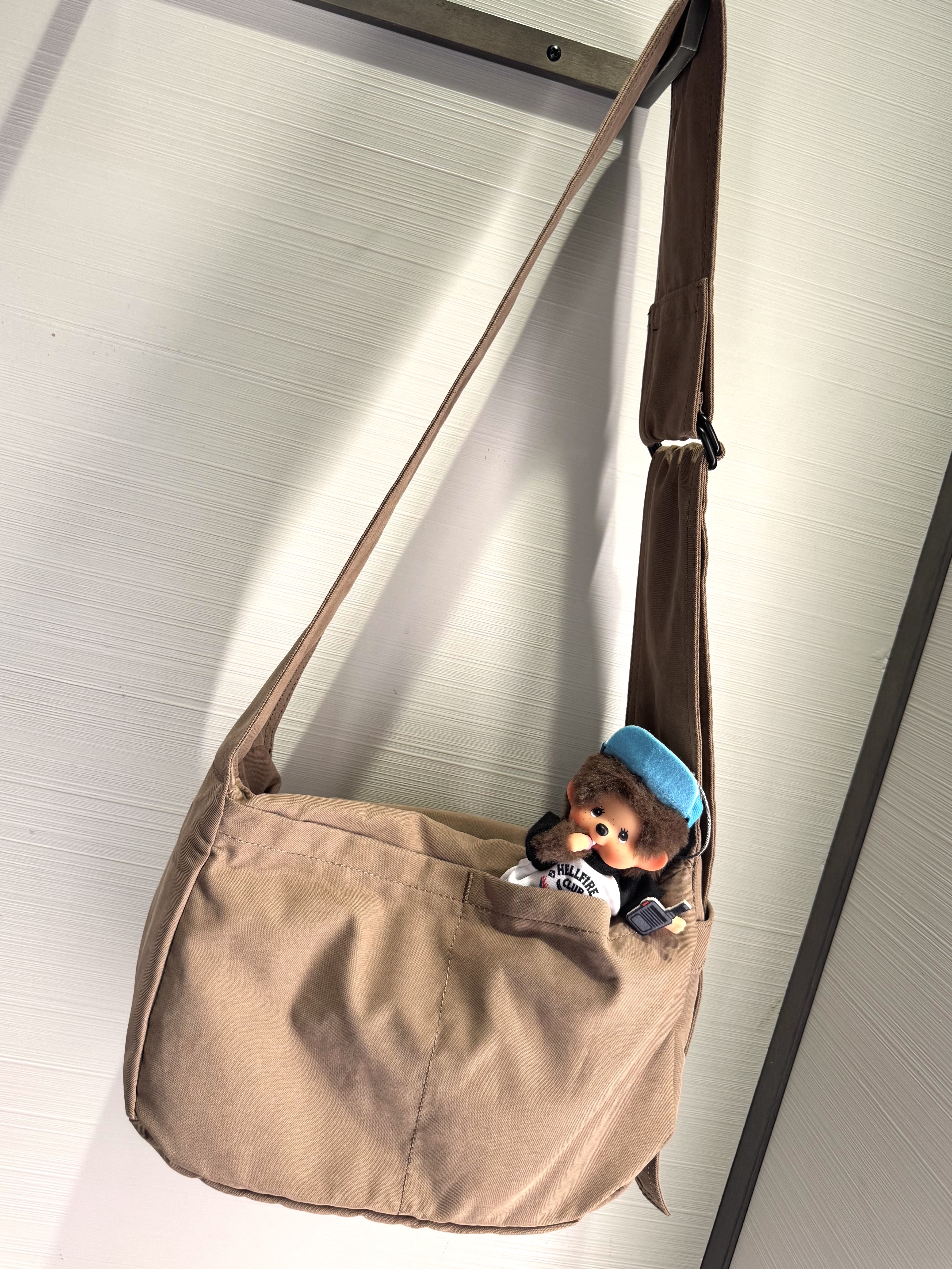 COS Nylon Mini Slouchy Crossbody Bag Clay, Monchhichi x Strange Things Key Chain Hellfire Club 착용 스타일 - 3