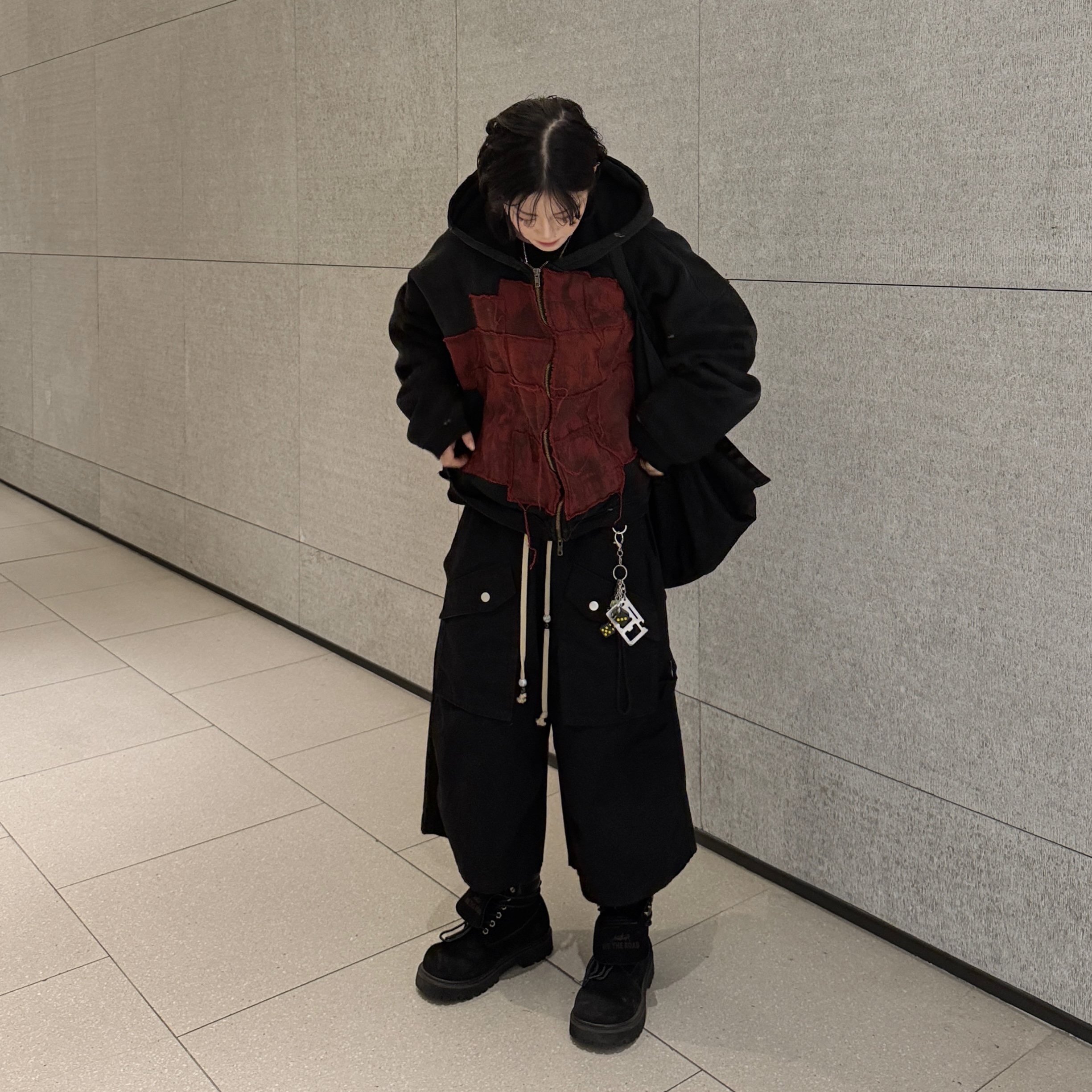 Flavorism VTG Washed Bermuda Pants Washed Black, Undermycar Burning Wasteland Multi Patched Zipped Hoodie Black 착용 스타일 - 3