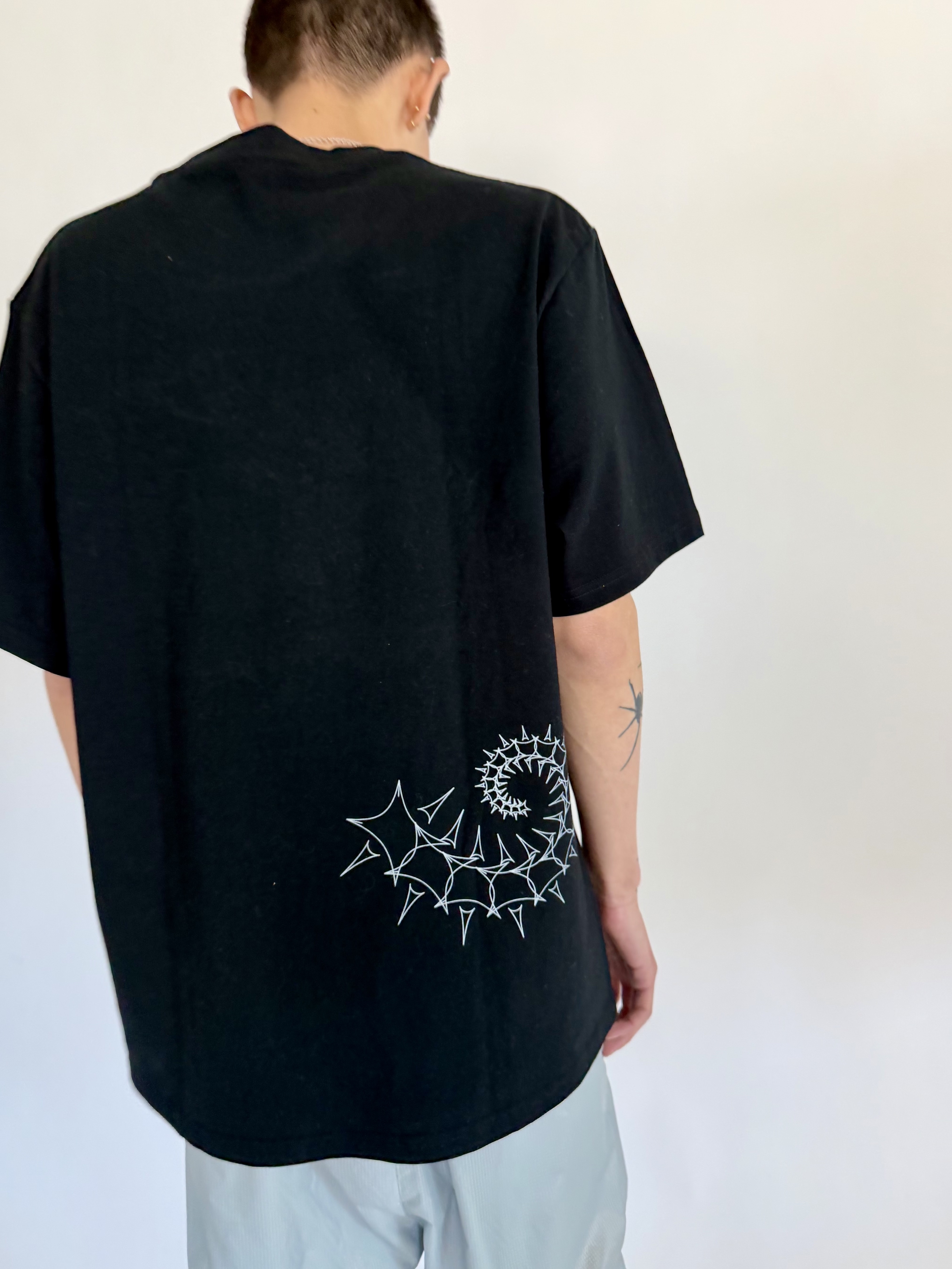 THE WARLD Bone Warld Logo Cotton Tee Black 착용 스타일 - 2