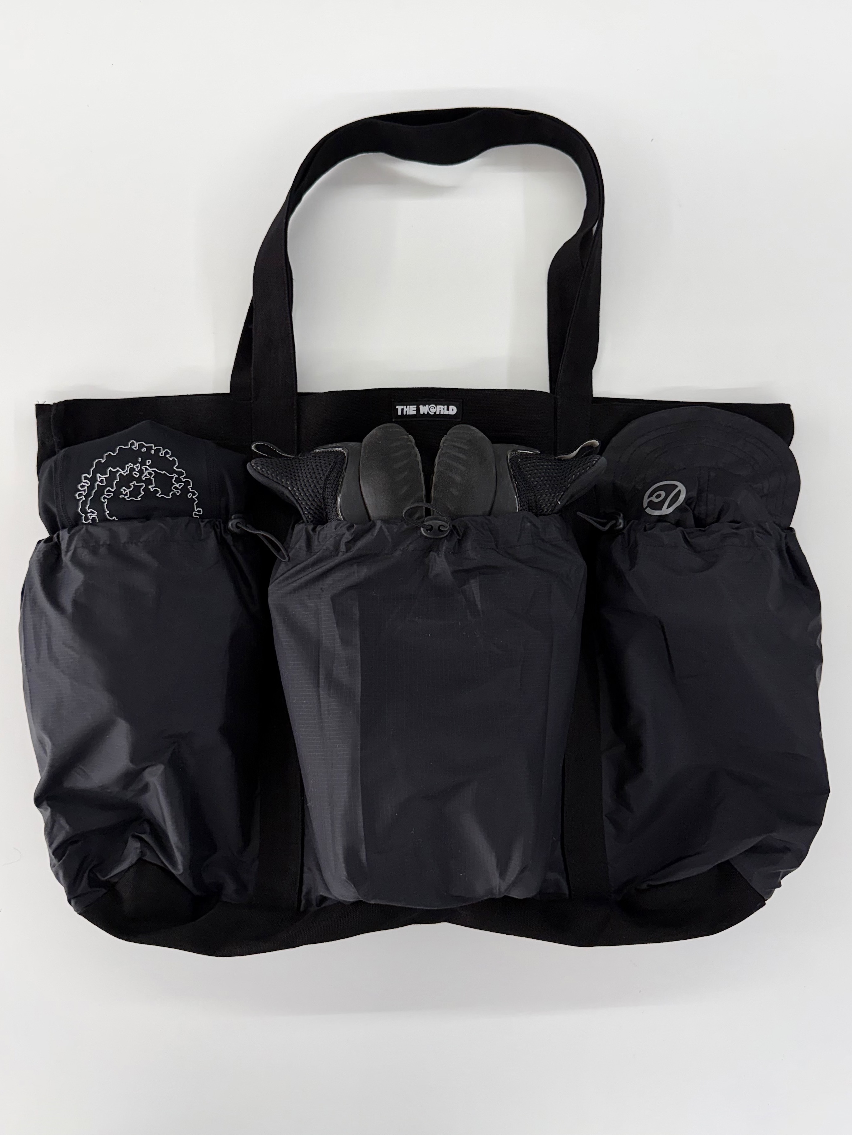 THE WARLD C.N Tote Bag Black 착용 스타일 - 1