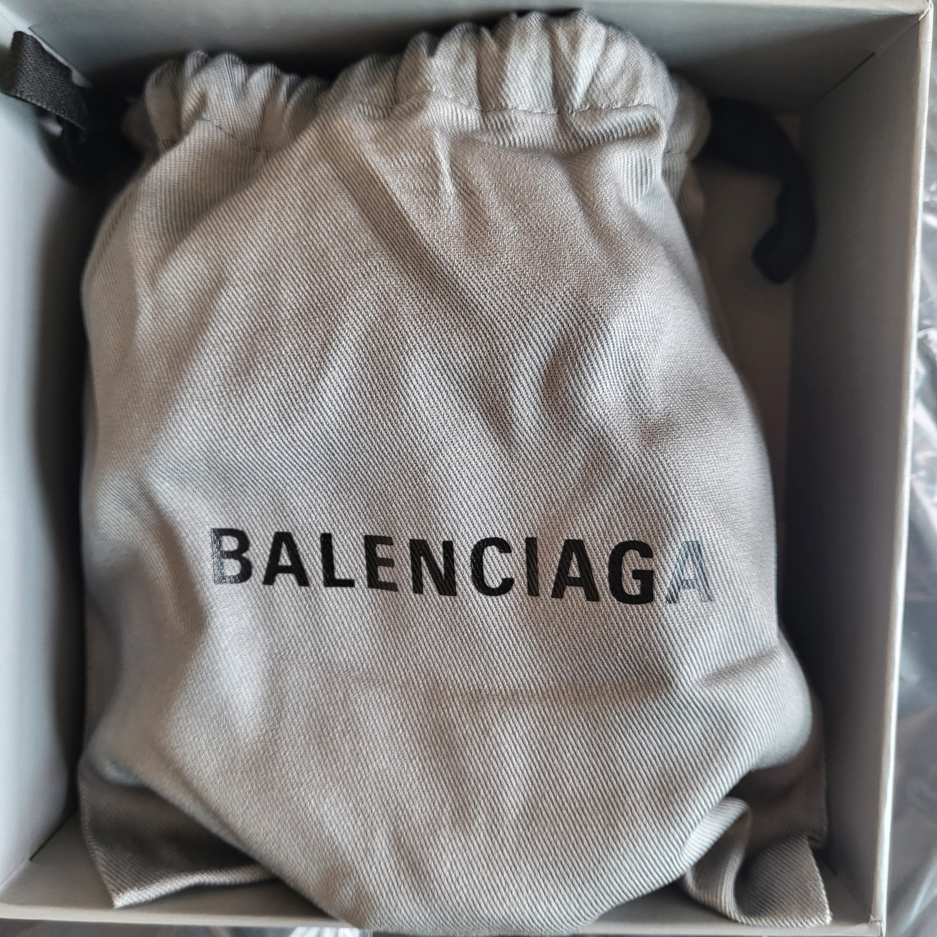 (W) Balenciaga Bolero BB Belt In Black 착용 스타일 - 3