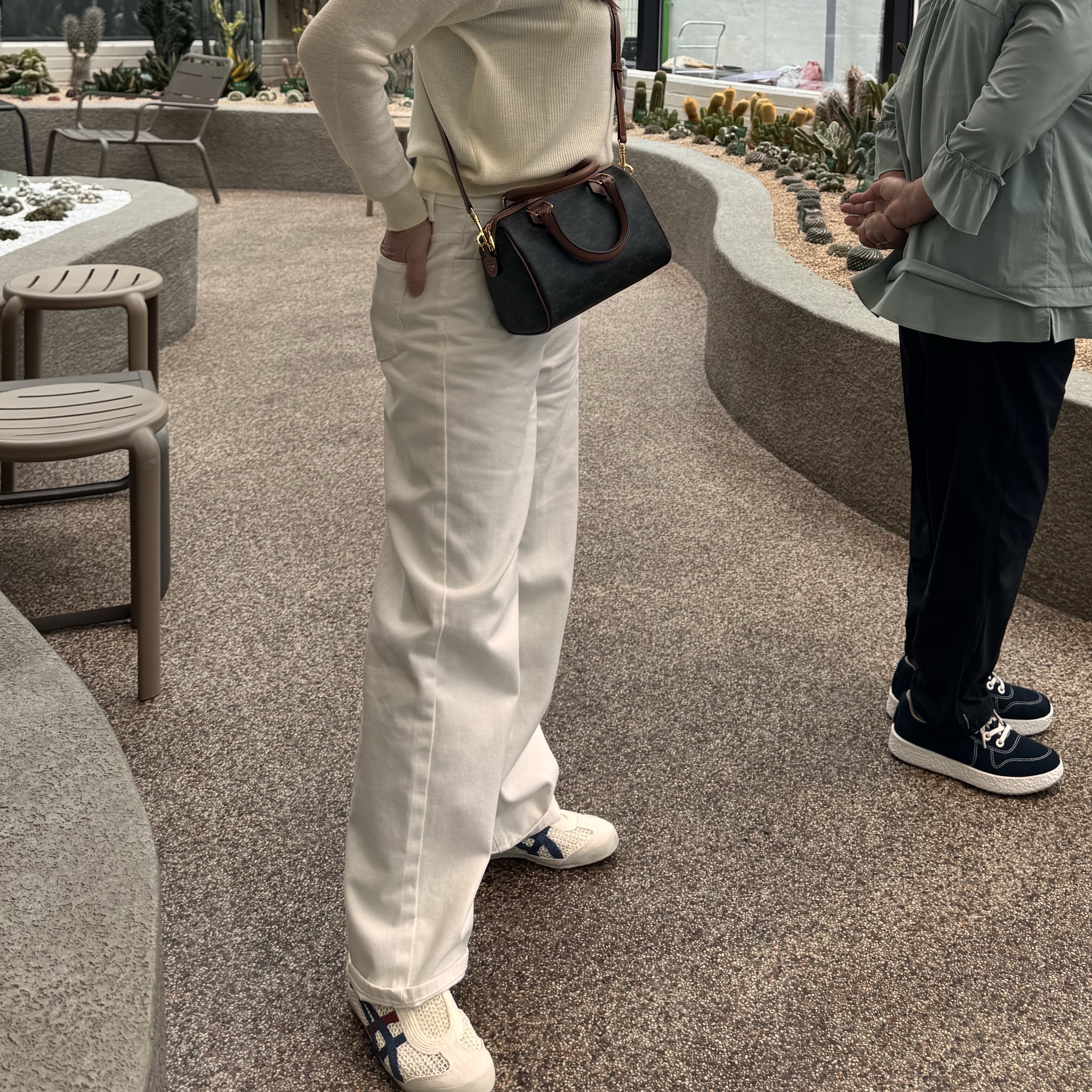 Celine Small Bucket in Triomphe Canvas and Calfskin Tan, Onitsuka Tiger Mexico 66 Sabot Cream Mako Blue 착용 스타일 - 2
