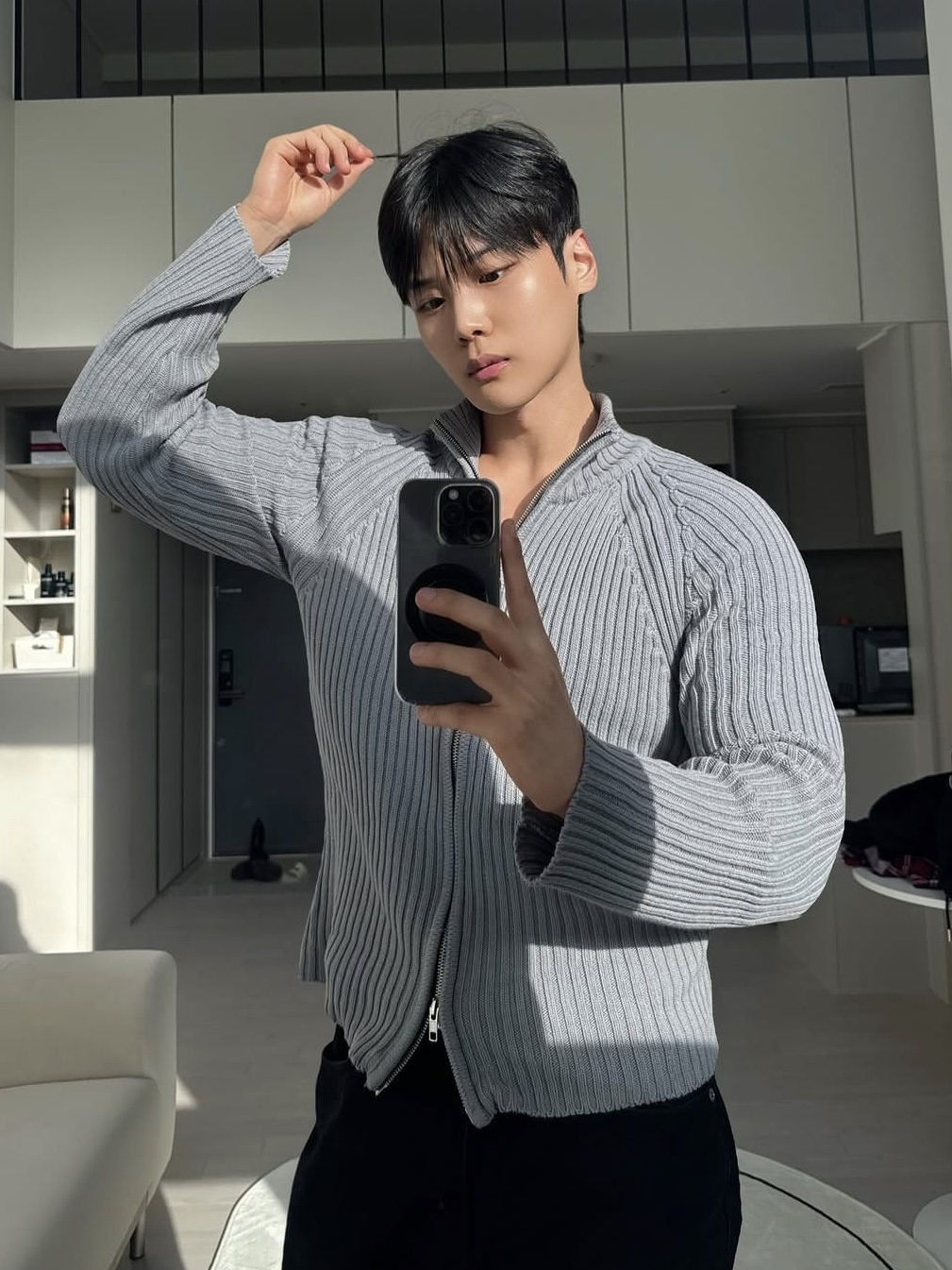 PHOS333 M Stand Neck Knit Zip-Up Grey 착용 스타일 - 1
