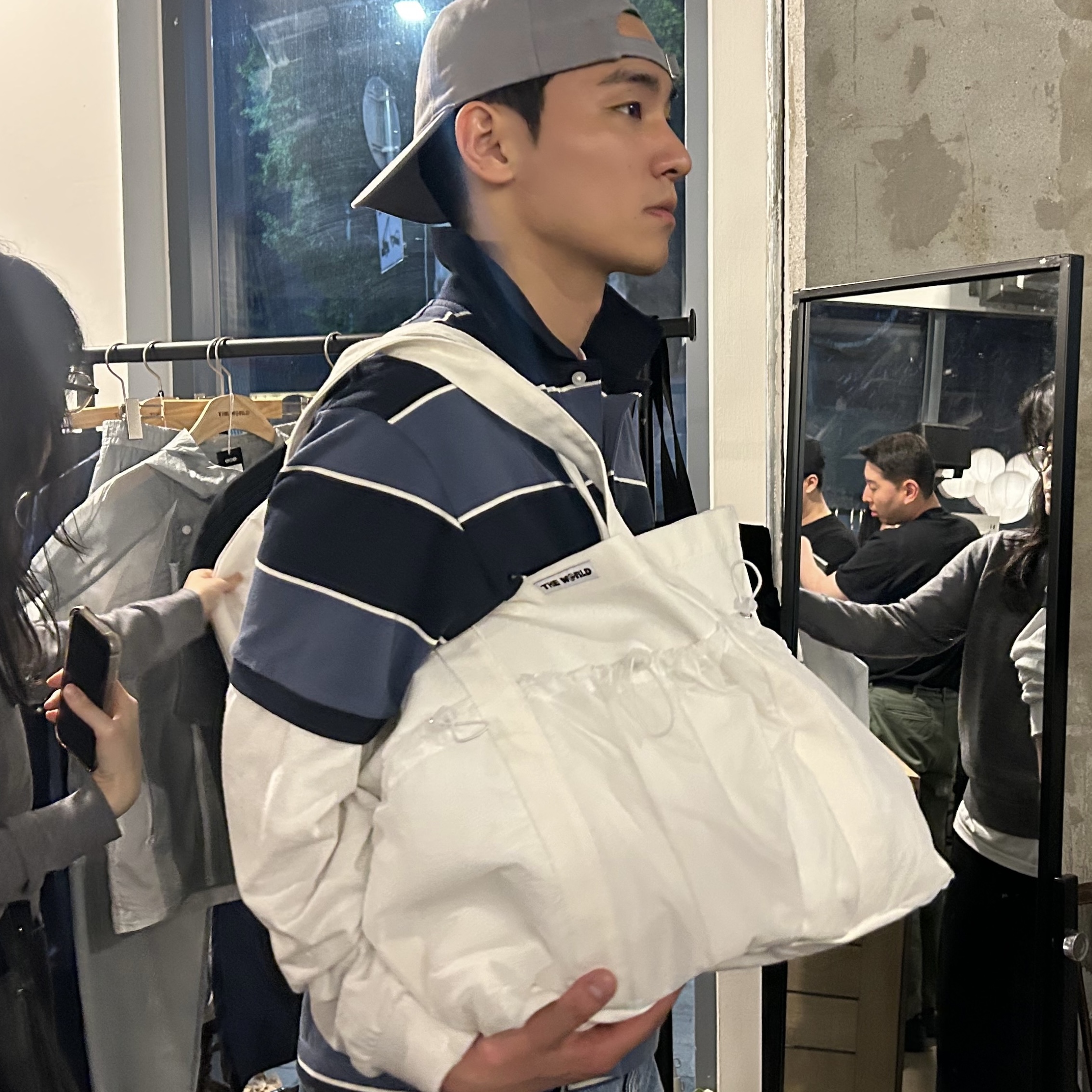 THE WARLD C.N Tote Bag White 착용 스타일 - 1