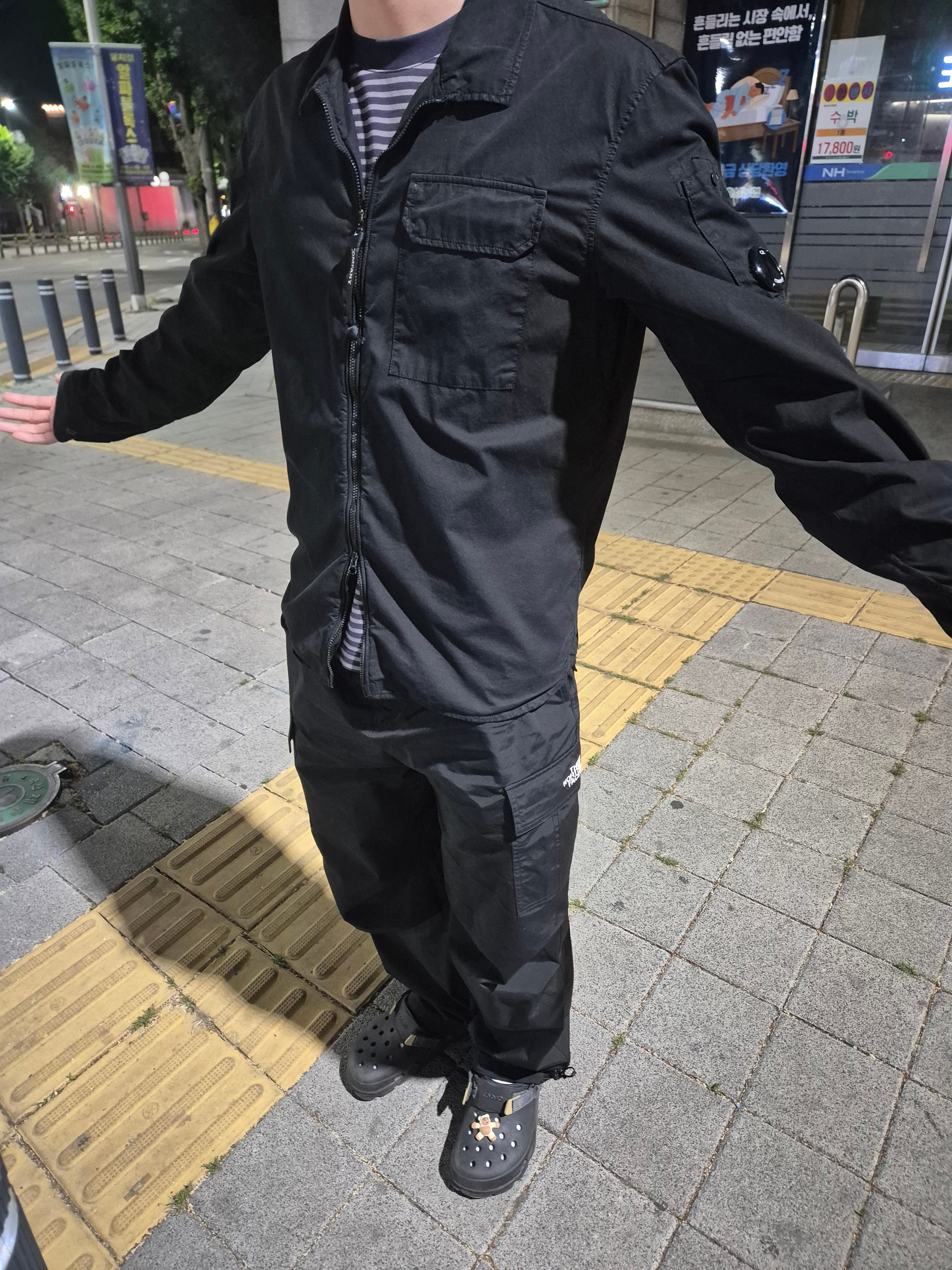 Crocs All Terrain Clog Black, C.P. Company Taylon L Shirt Black - 23SS 착용 스타일