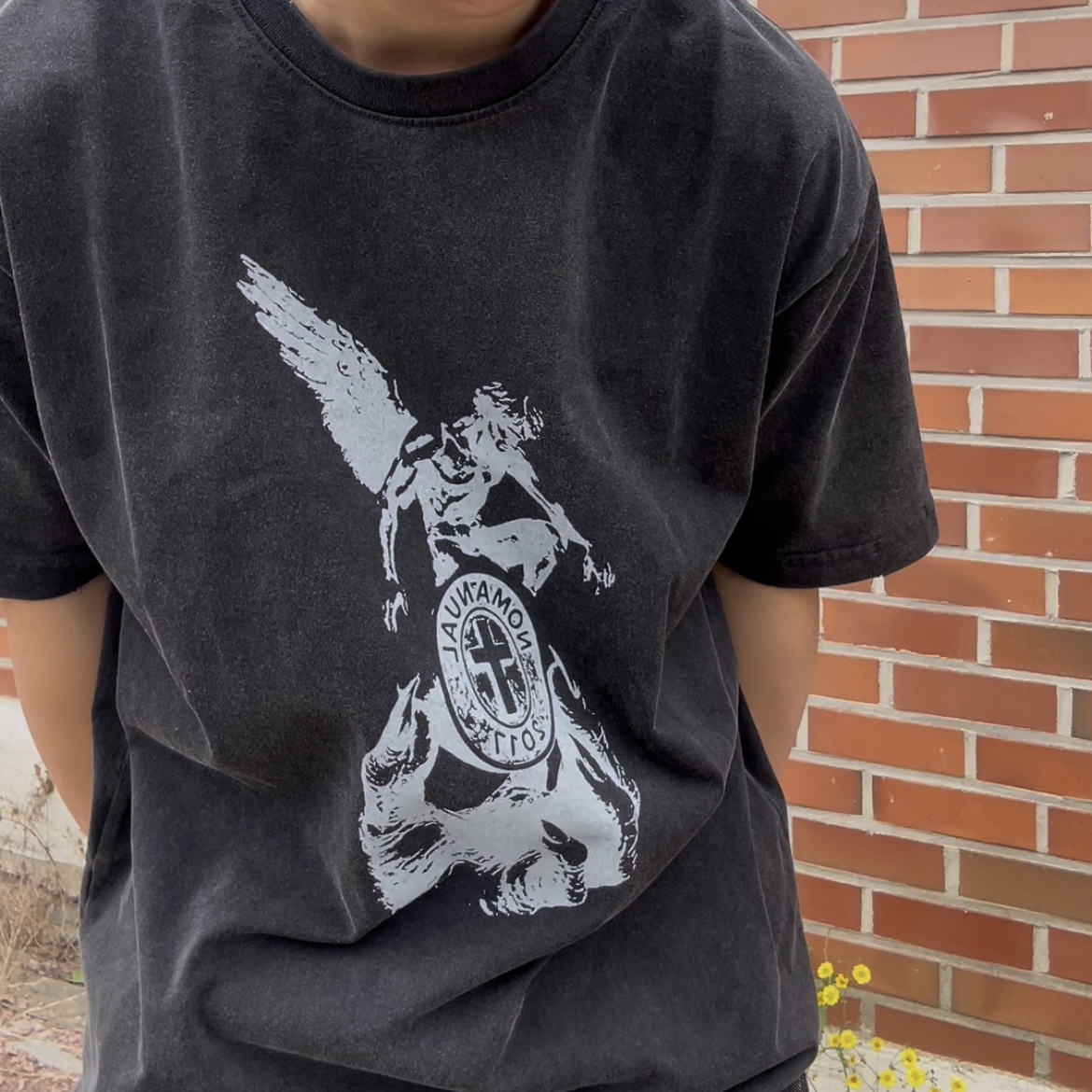 [KREAM 단독] NOMANUAL Devil Ring Damaged T-shirt Washed Black 착용 스타일