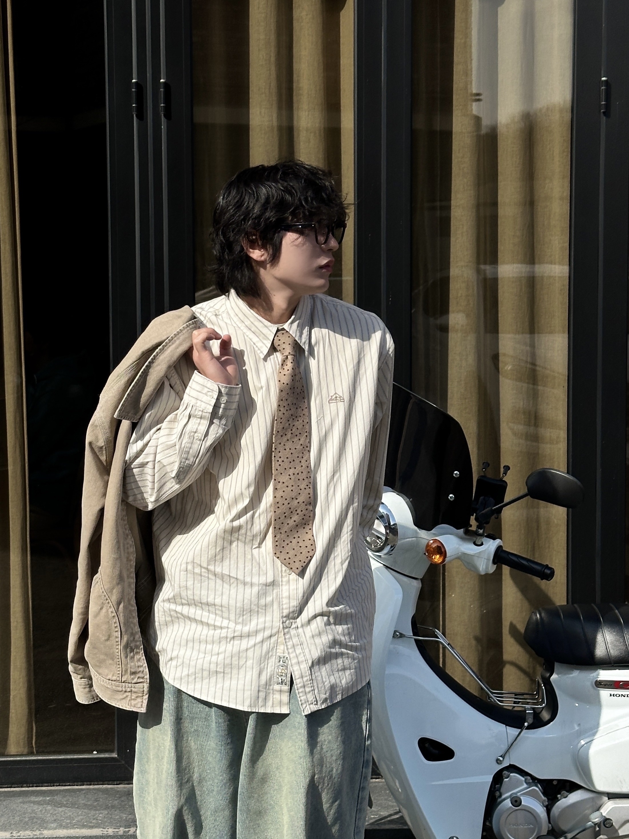 Clarks Wallabee Maple Suede 착용 스타일 - 2