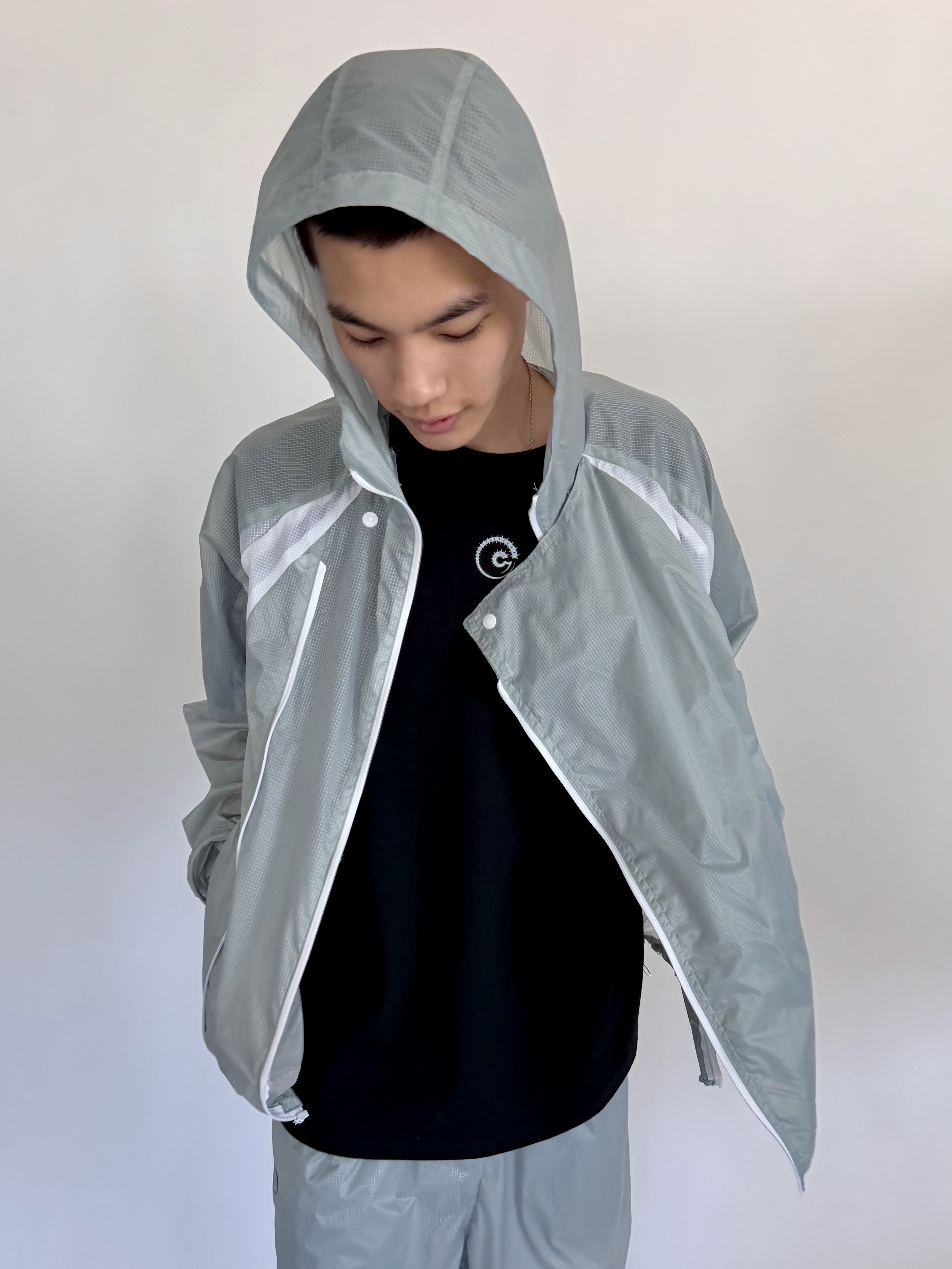 THE WARLD Opaque Windbreaker Jacket Ice Gray, THE WARLD Opaque Technical Pants Ice Gray 착용 스타일 - 1
