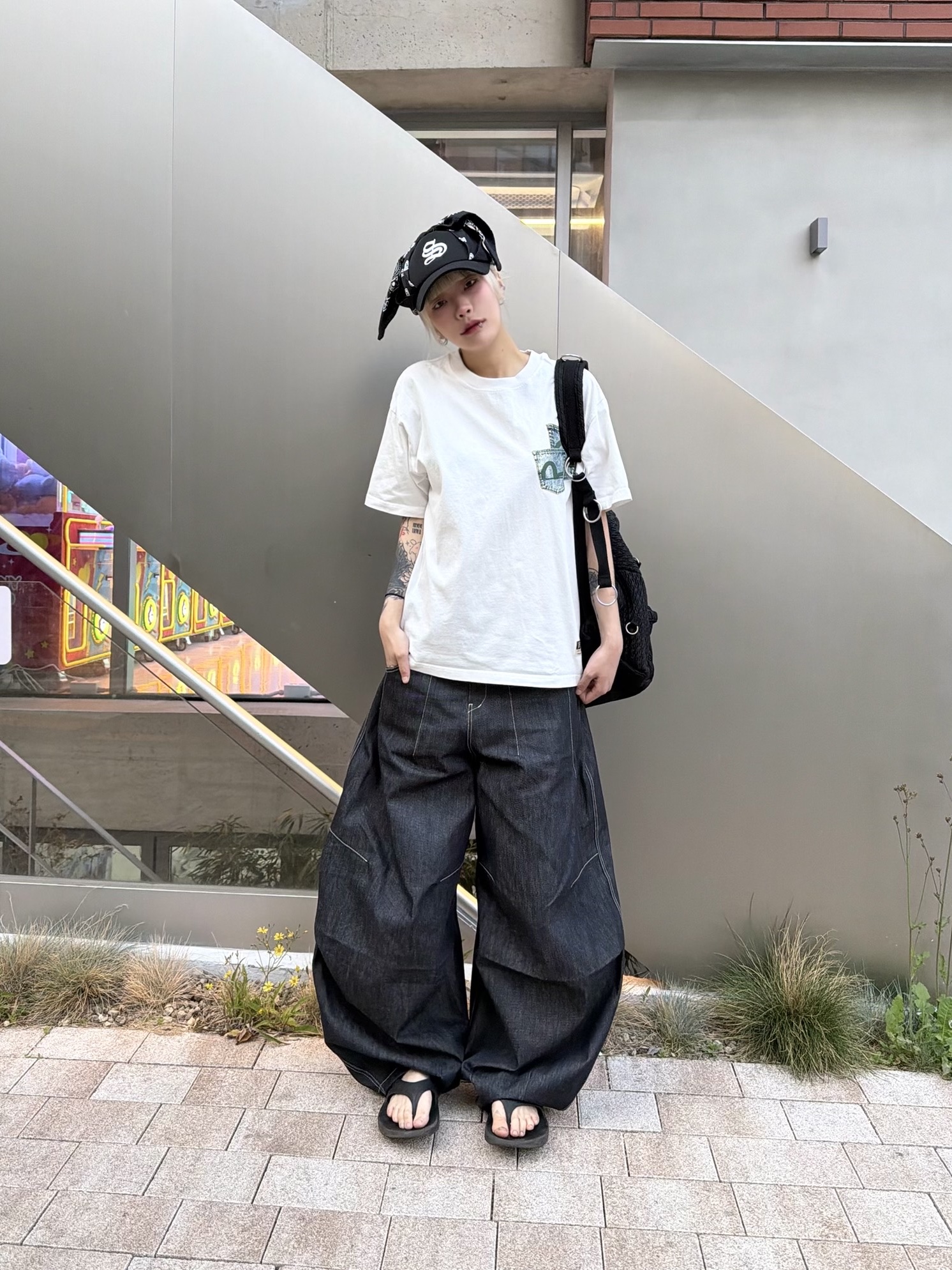 Oofos OOriginal Black 착용 스타일 - 1