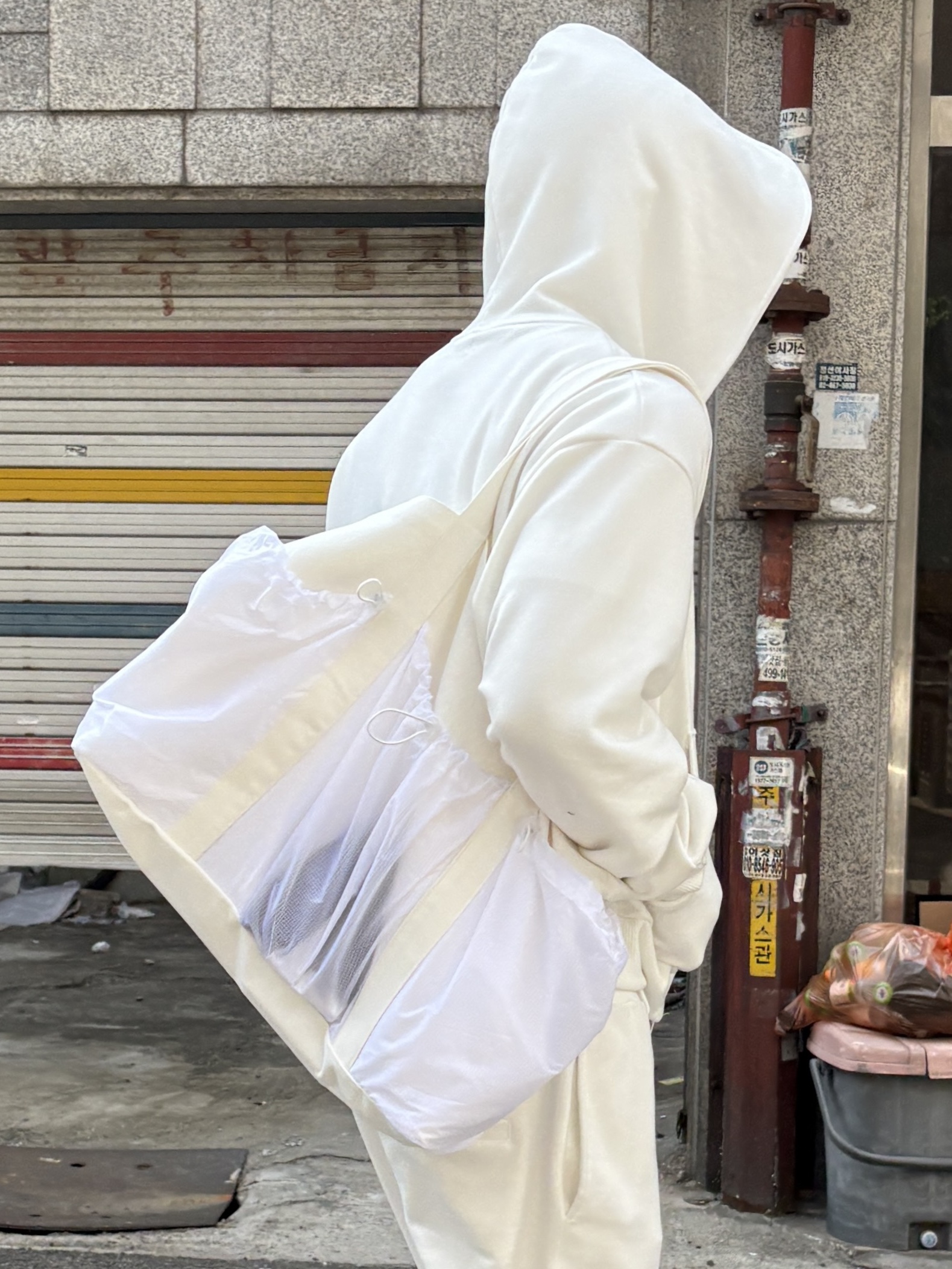 THE WARLD C.N Tote Bag White 착용 스타일 - 1