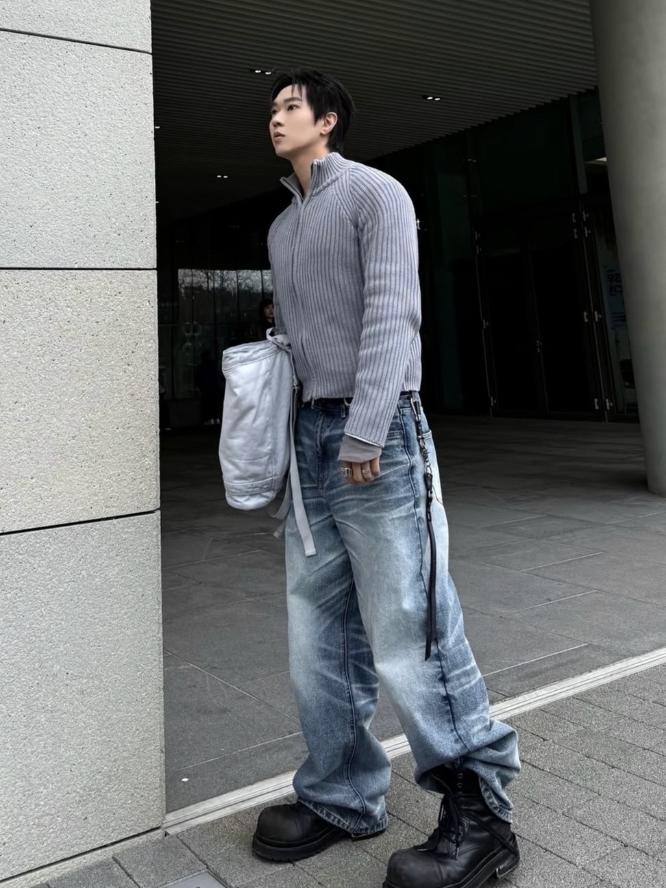 PHOS333 M Stand Neck Knit Zip-Up Grey 착용 스타일 - 2