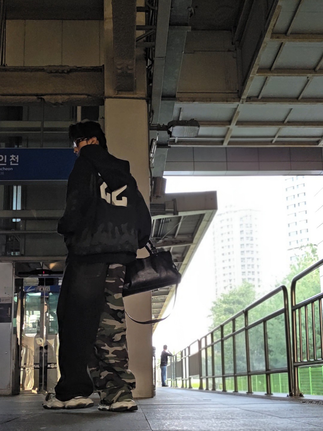 Balenciaga Cargo Sneakers White Grey, Balenciaga Dark Camo Hybrid Baggy Pants Dark Blue 착용 스타일 - 2