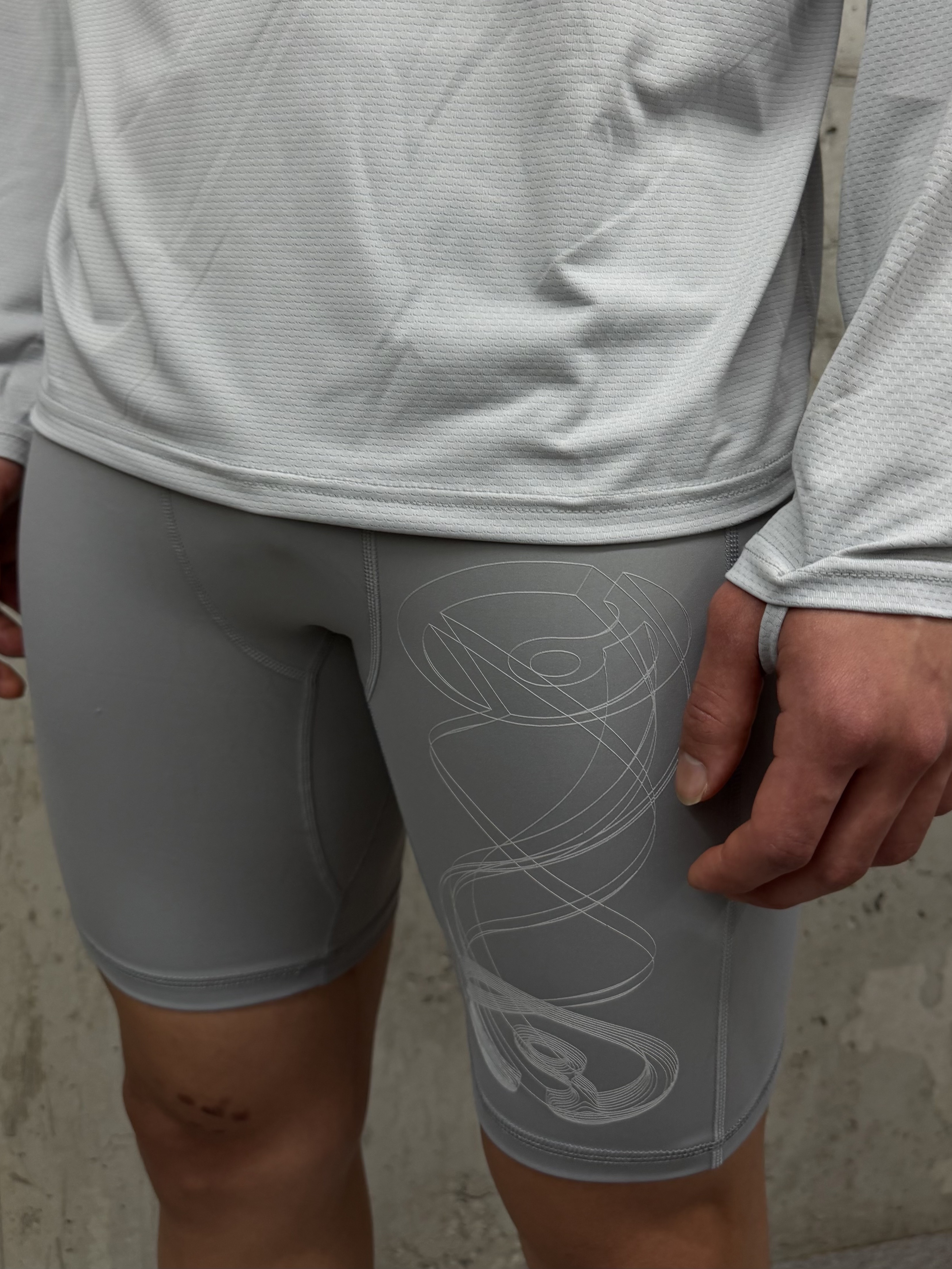 THE WARLD Circular Warld Logo Half Tights Gray 착용 스타일 - 2