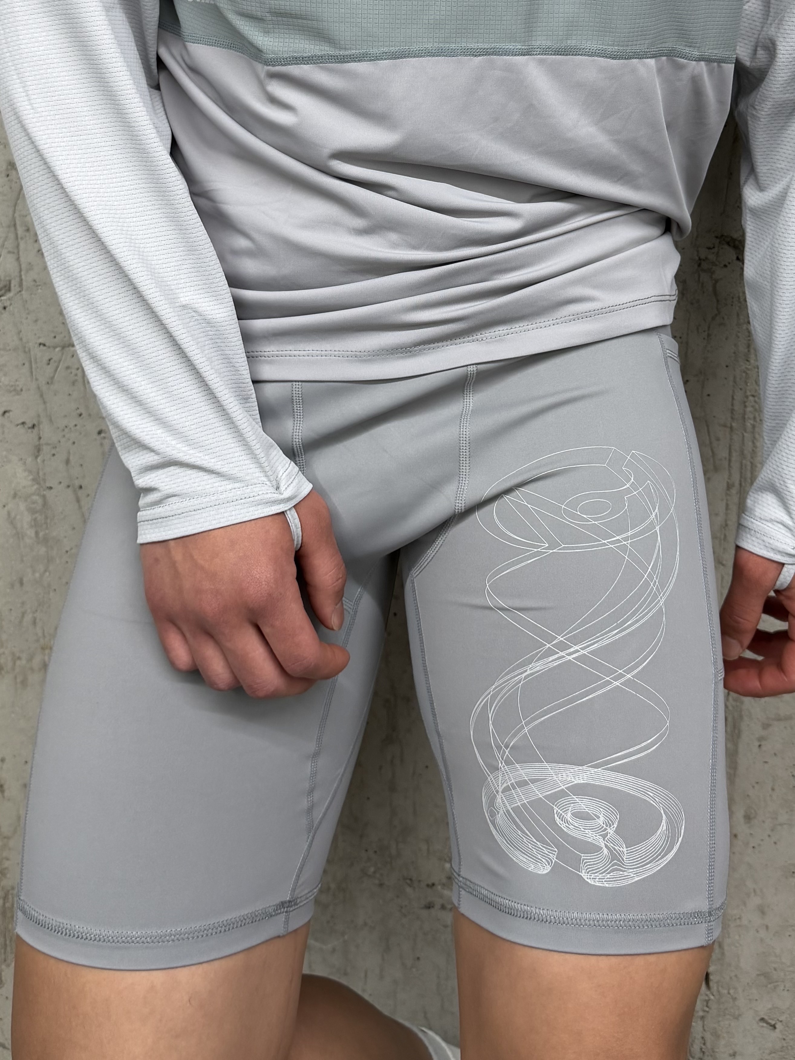 THE WARLD Circular Warld Logo Half Tights Gray 착용 스타일 - 1