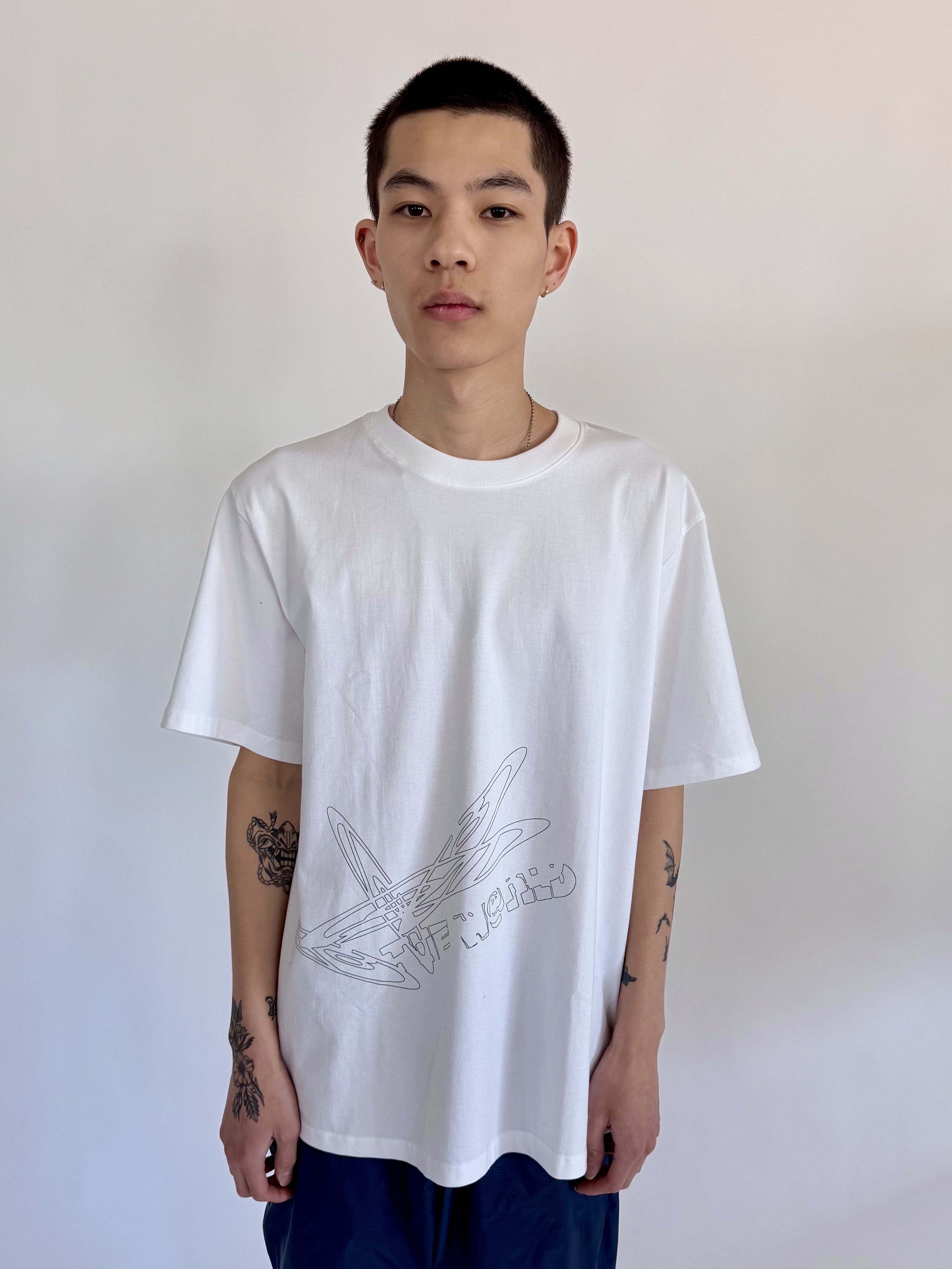 THE WARLD System Warld Logo Cotton Tee White 착용 스타일 - 1