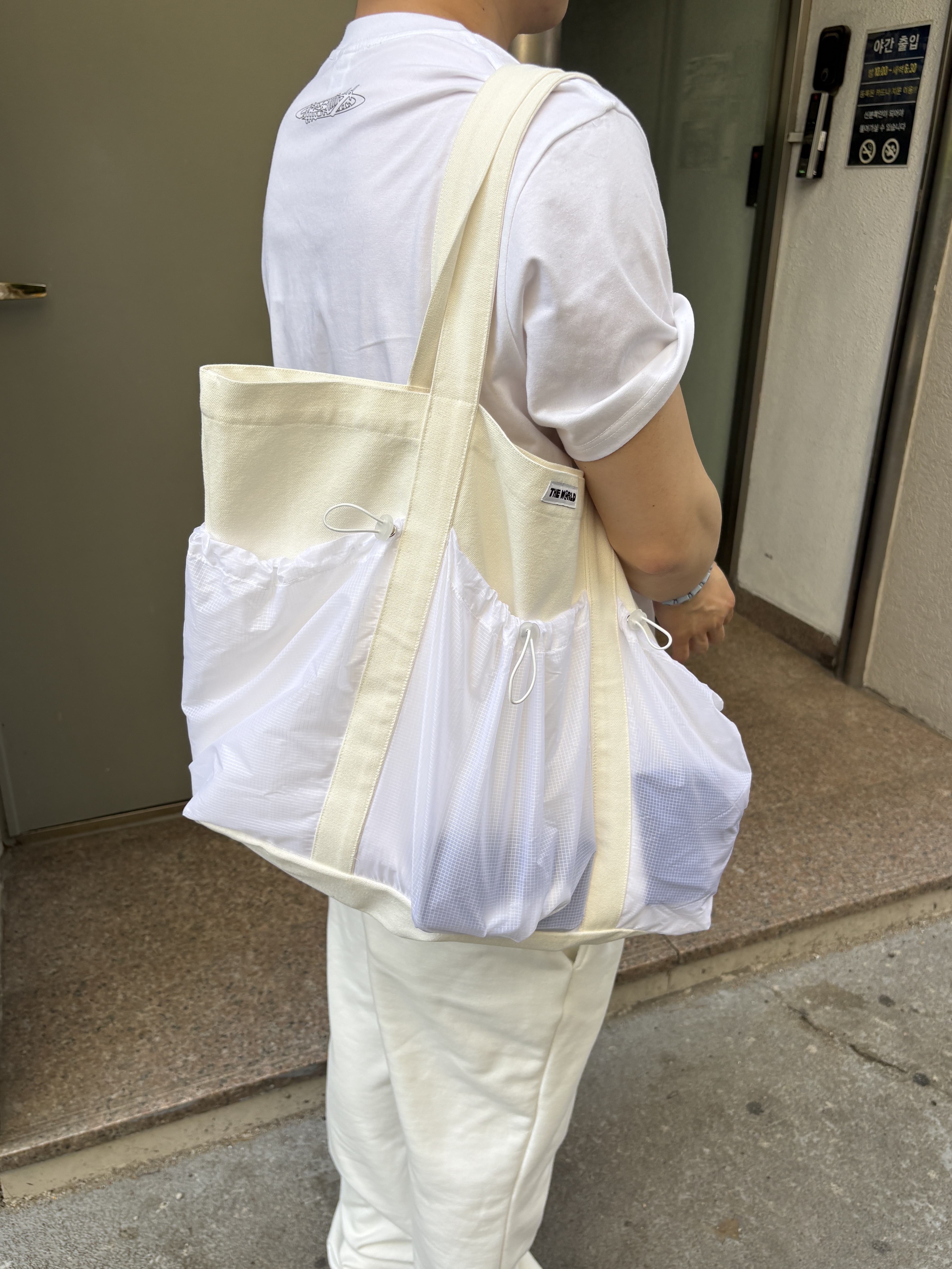THE WARLD C.N Tote Bag White 착용 스타일 - 4