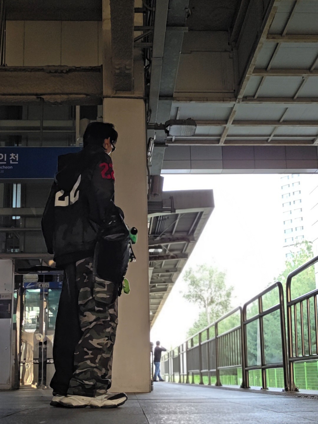 Balenciaga Cargo Sneakers White Grey, Balenciaga Dark Camo Hybrid Baggy Pants Dark Blue 착용 스타일 - 1