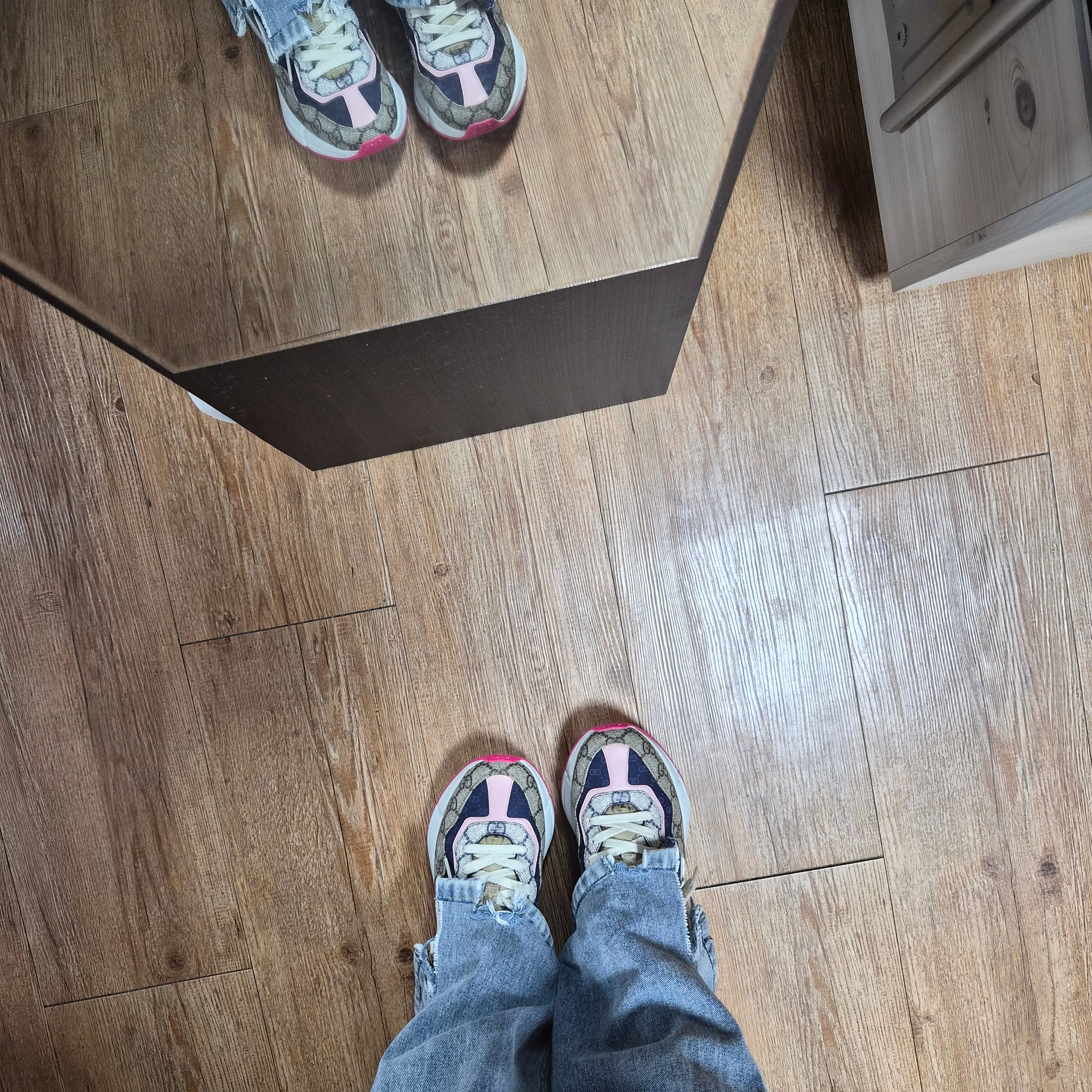 (W) Gucci GG Rhyton Beige Sneakers Ebony Blue 착용 스타일