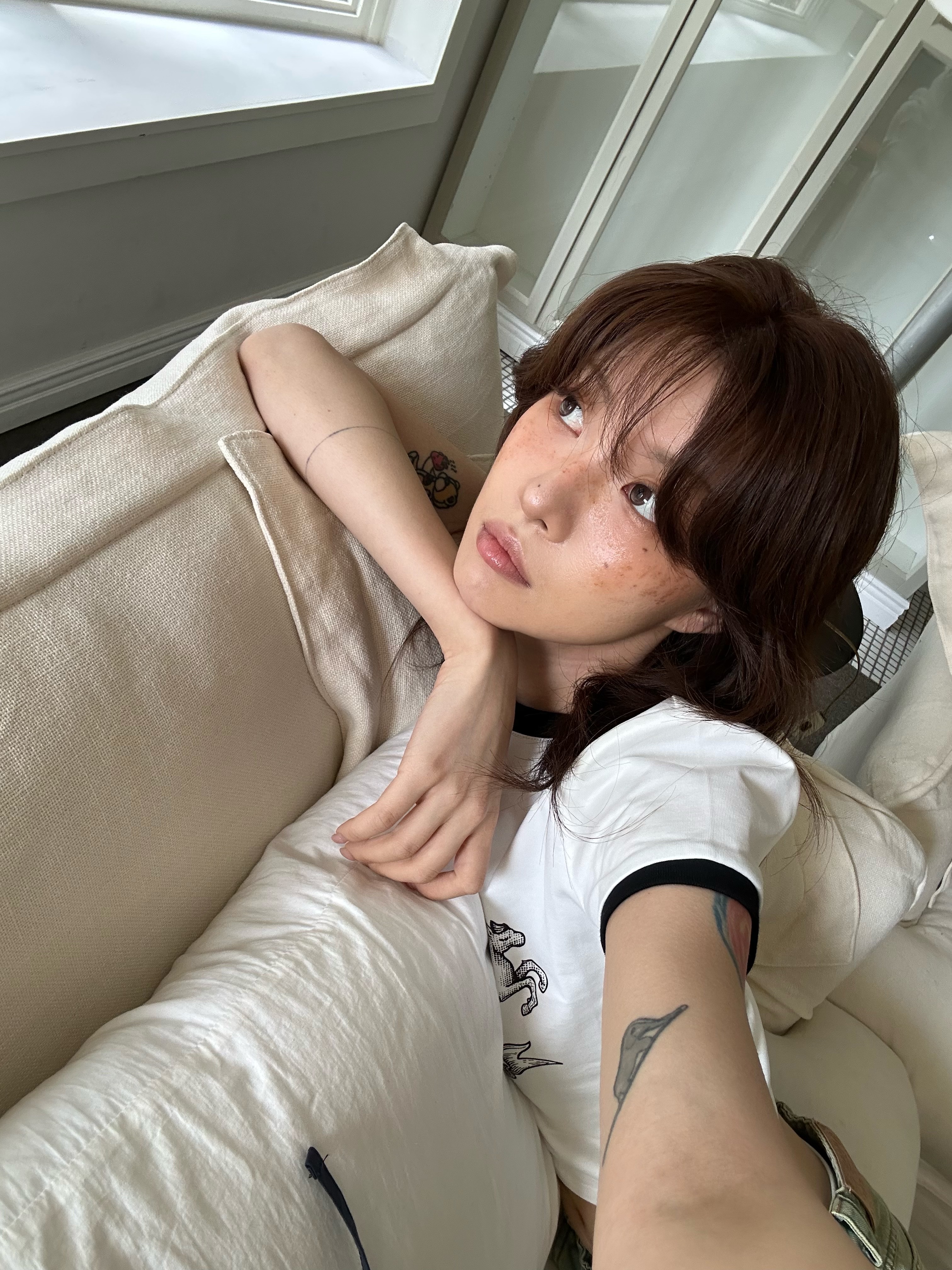 Markgong Women Fun Ride Printed T-Shirt White - 26SS, Markgong Women Blue Denim Cargo Shorts Blue - 26SS 착용 스타일 - 2