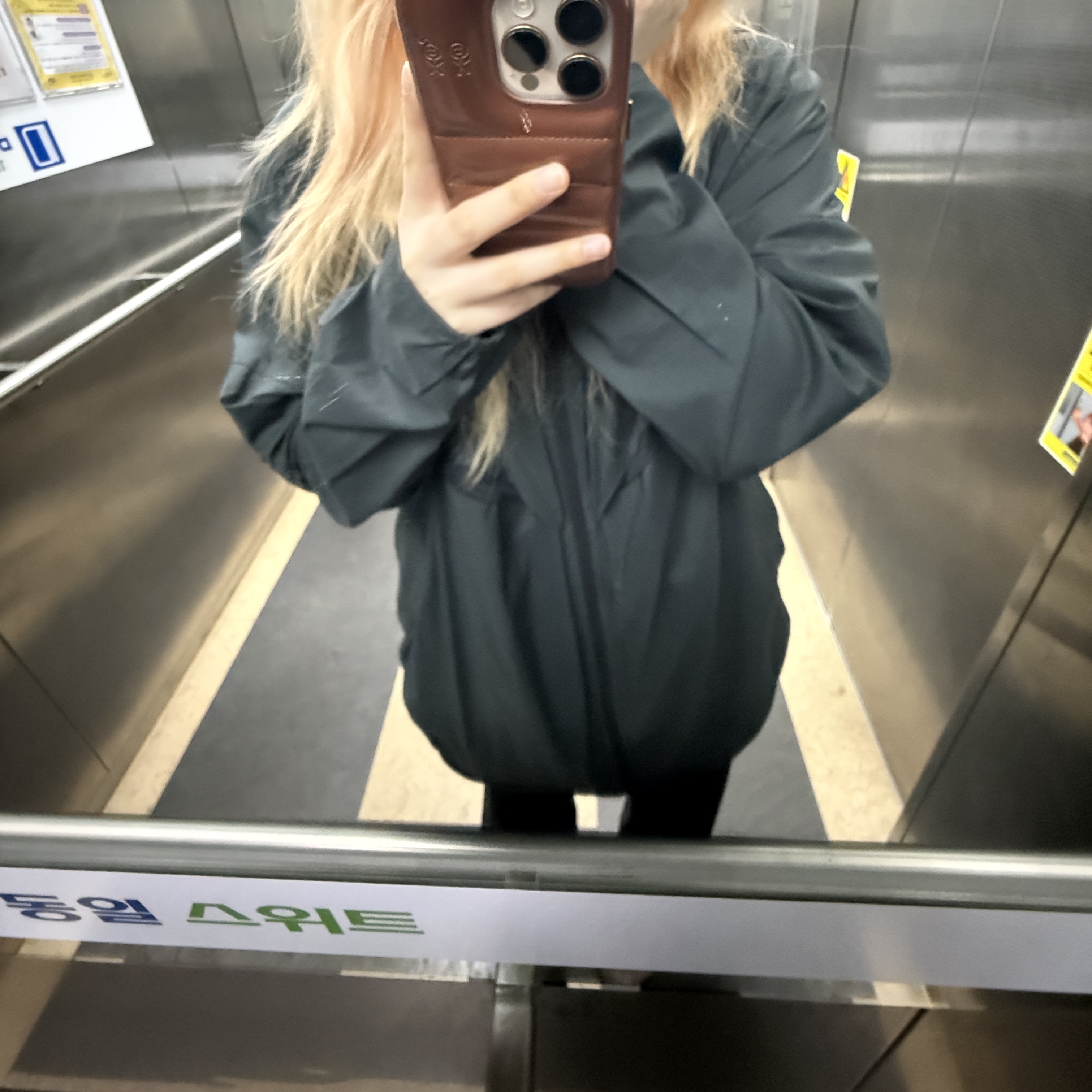 [KREAM 단독] runwhither Windbreaker Jacket V2 Black 착용 스타일