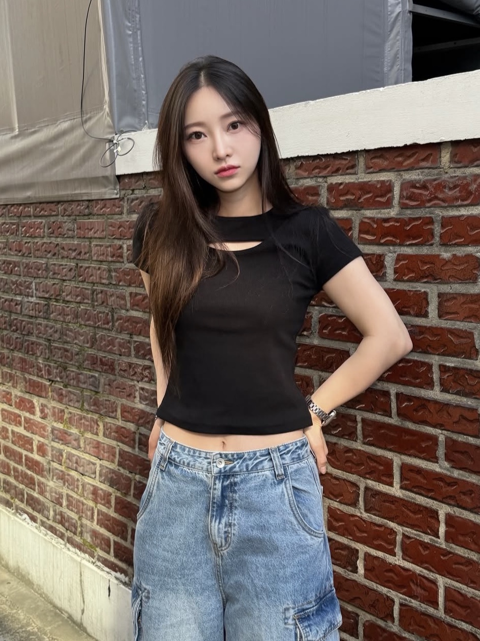 PHOS333 W Slim Fit Slit T-Shirt Black 착용 스타일 - 2