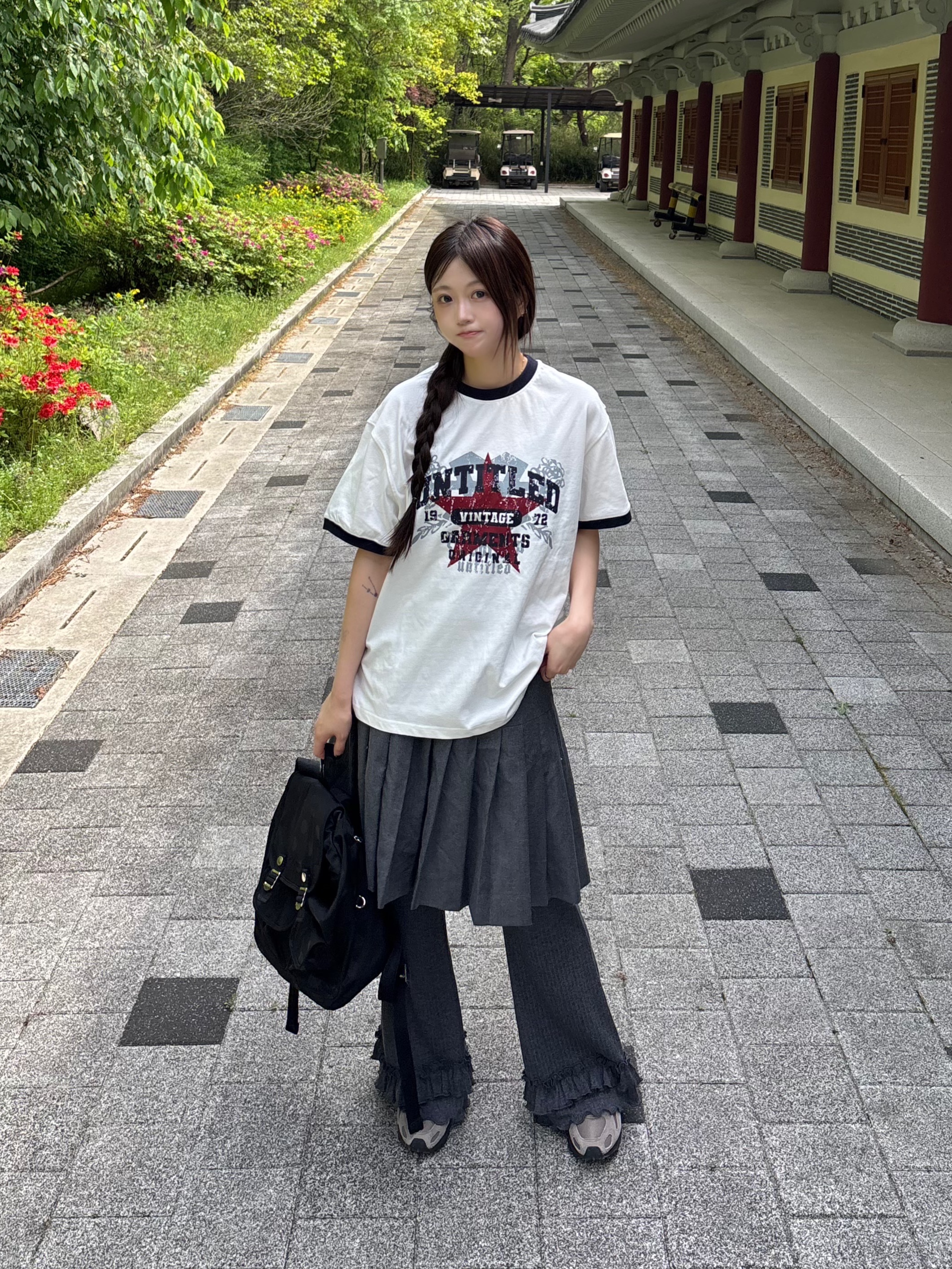 Flavorism VTG Graphic Linger T-shirt White Navy 착용 스타일 - 3