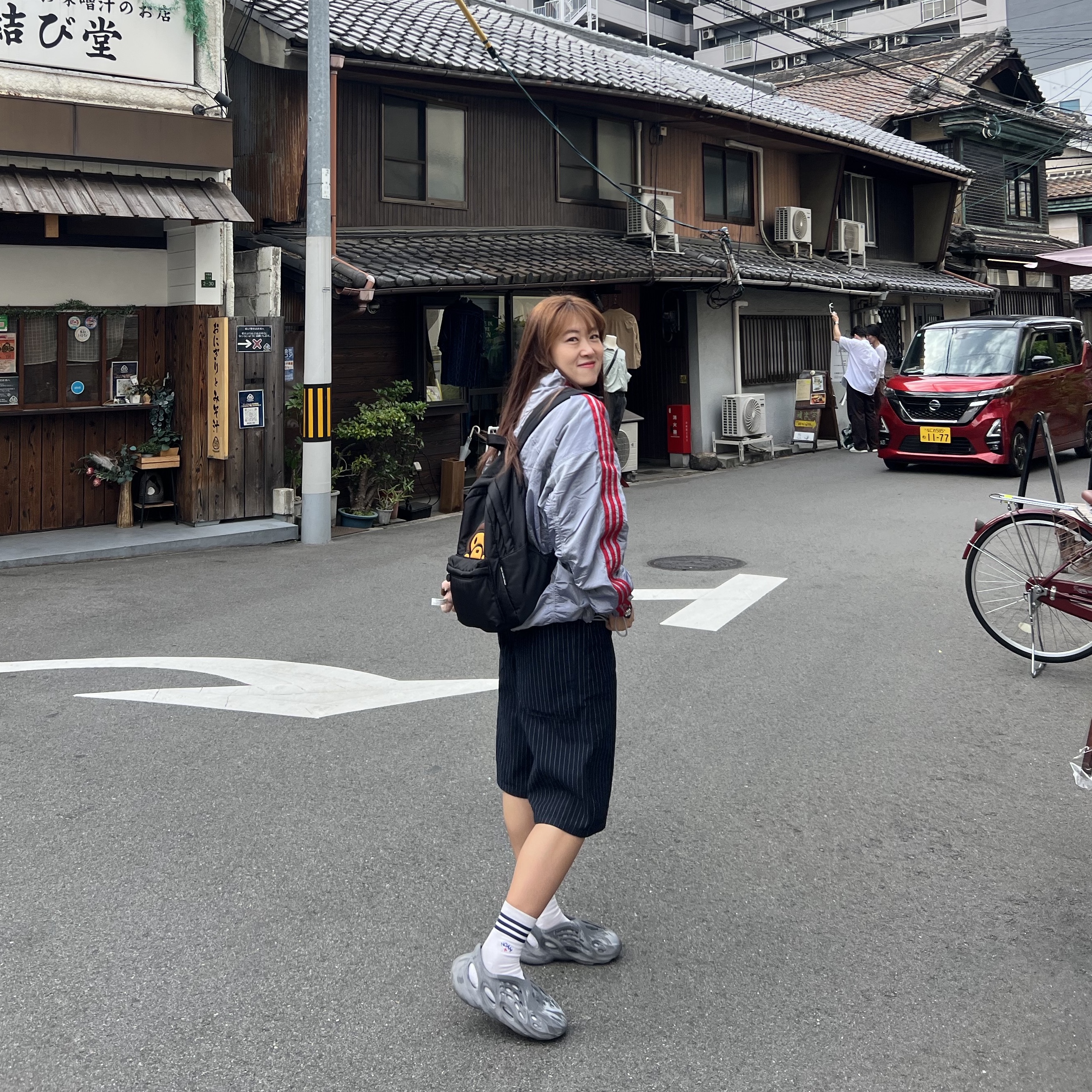 Zara x Champion Striped Baggy Fit Shorts Blue, Adidas x Thug Club Woven Track Top Light Onix Silver Metallic - KR Sizing 착용 스타일 - 3
