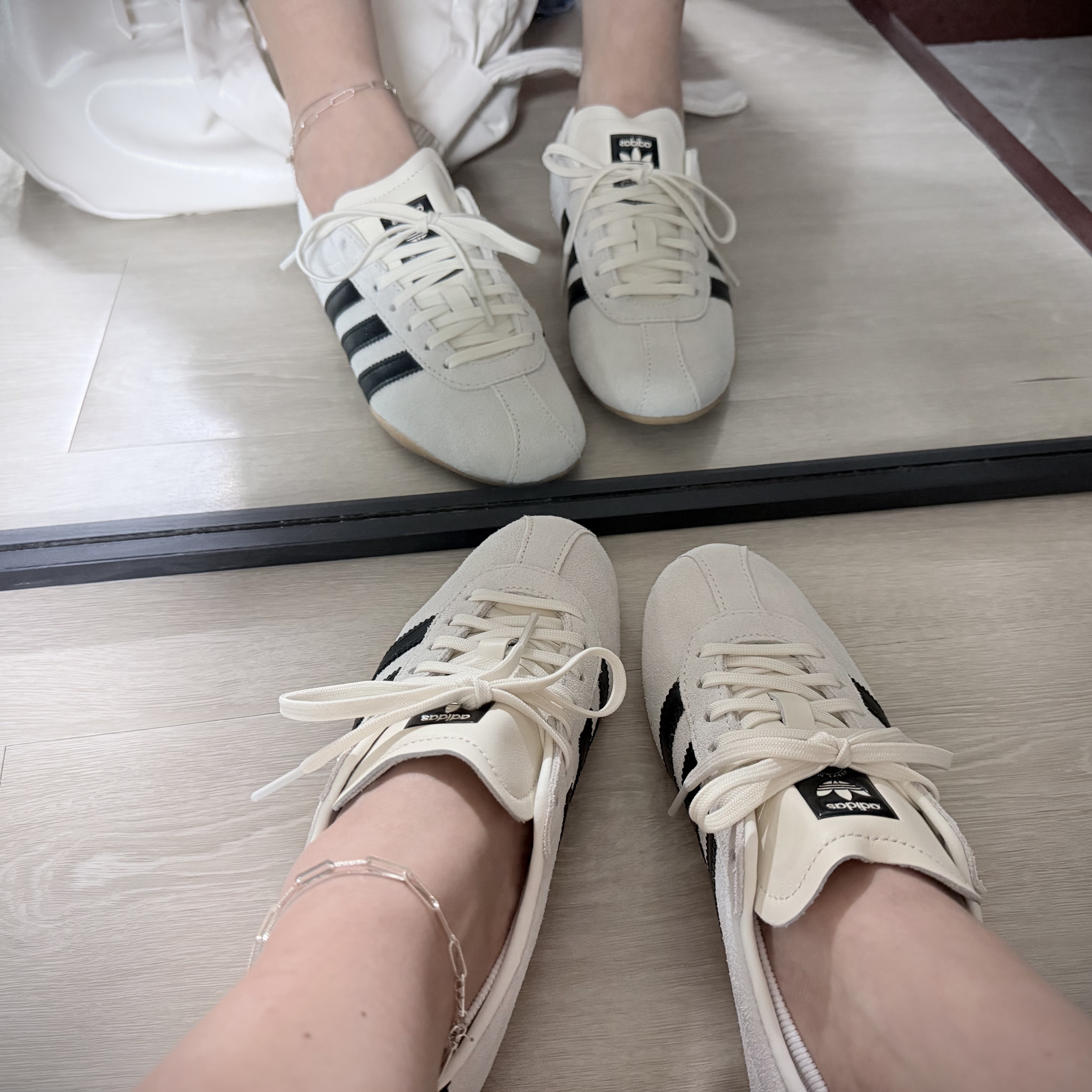 (W) Adidas Tokyo Off White Core Black 착용 스타일