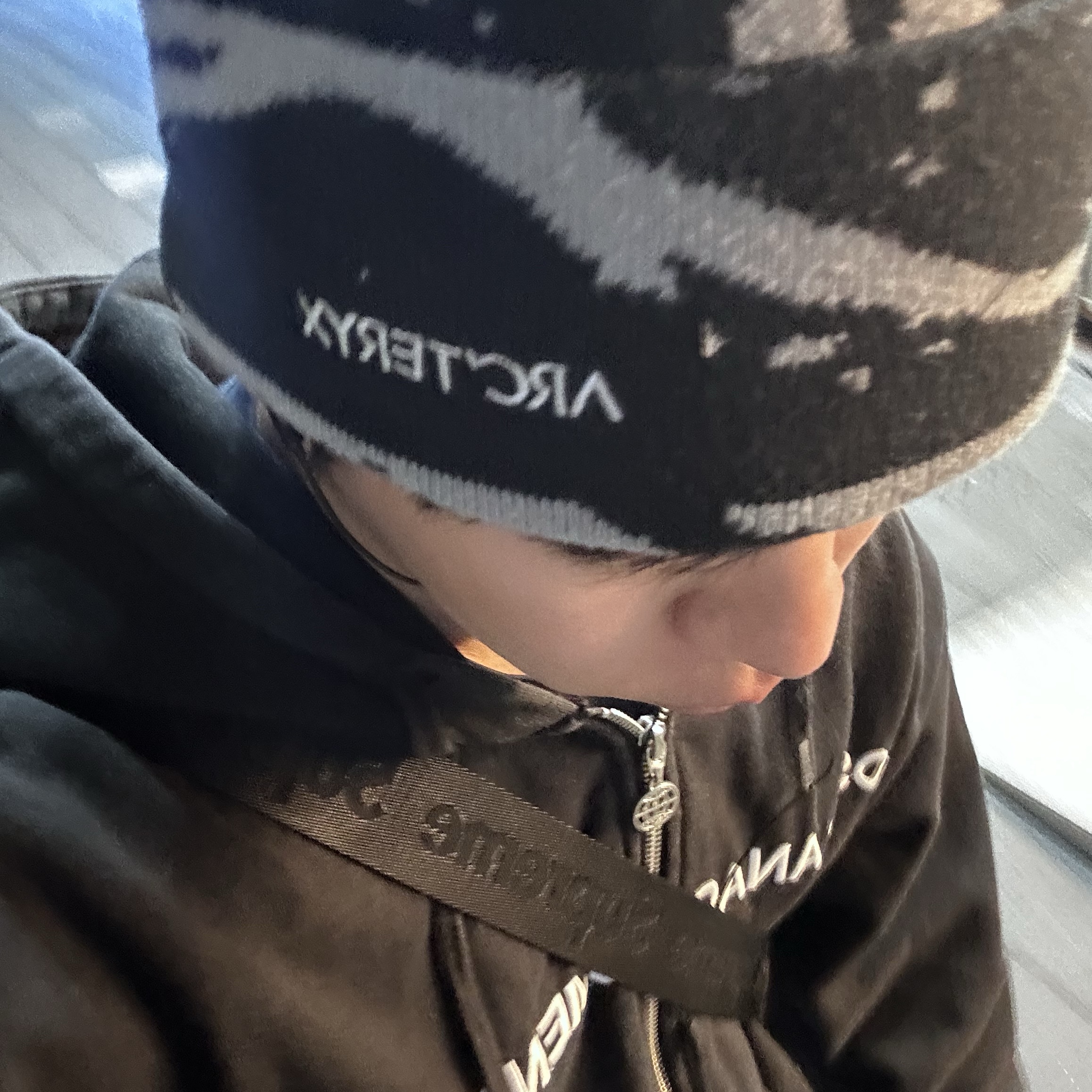 Arc'teryx Grotto Toque Black Void 착용 스타일 - 2