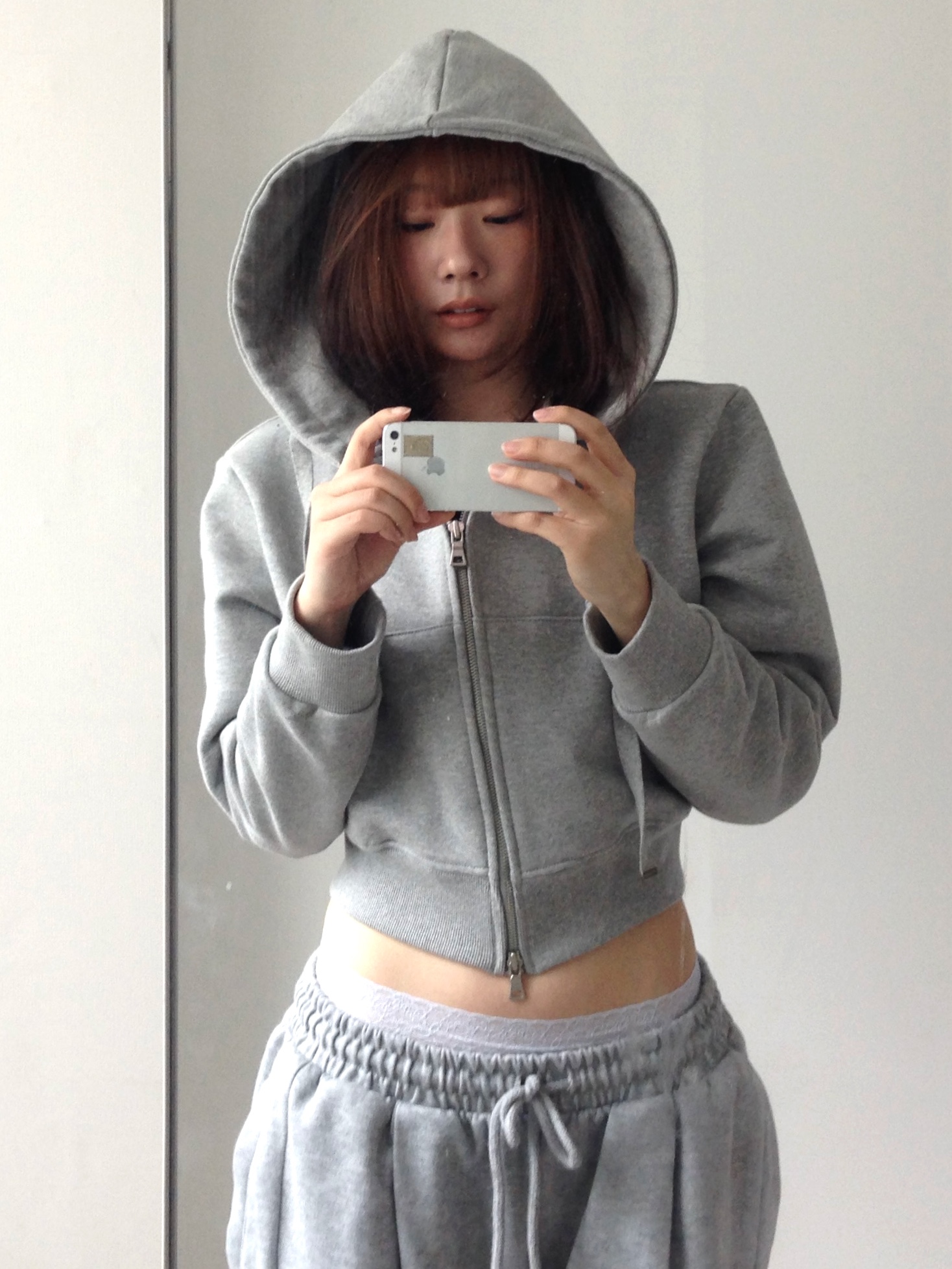 PHOS333 W Basic Crop Hood Zip Up 착용 스타일 - 1