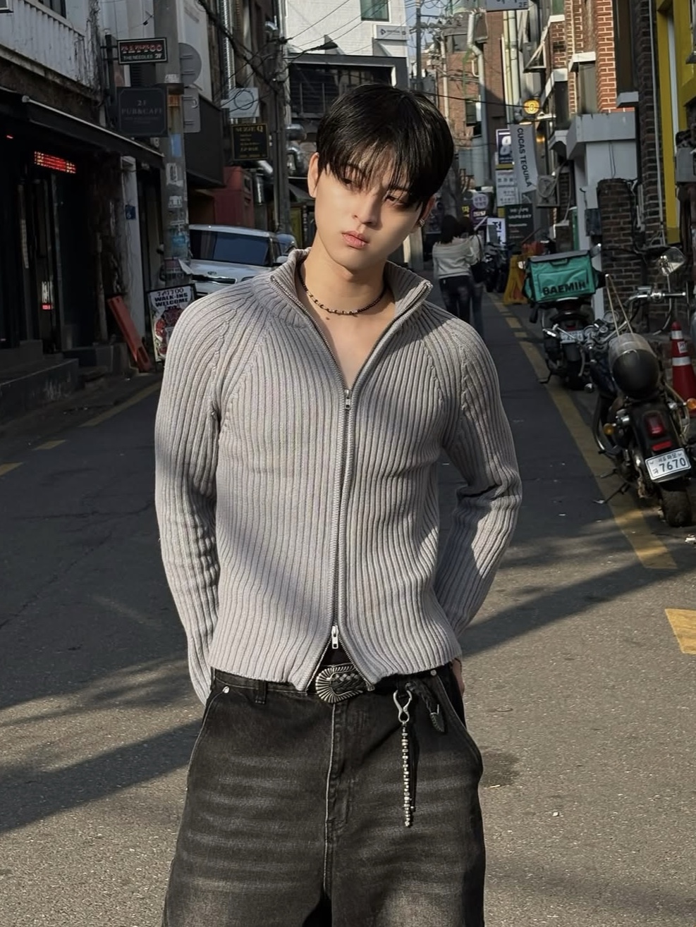 PHOS333 M Stand Neck Knit Zip-Up Grey 착용 스타일 - 1