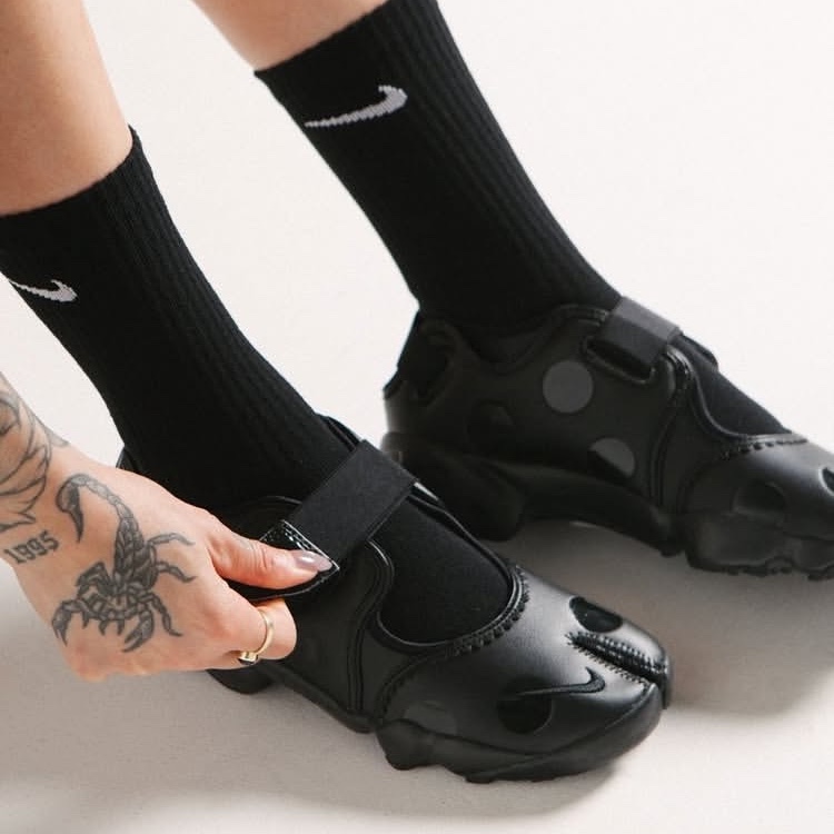 (W) Nike Air Rift Black Black 착용 스타일 - 1