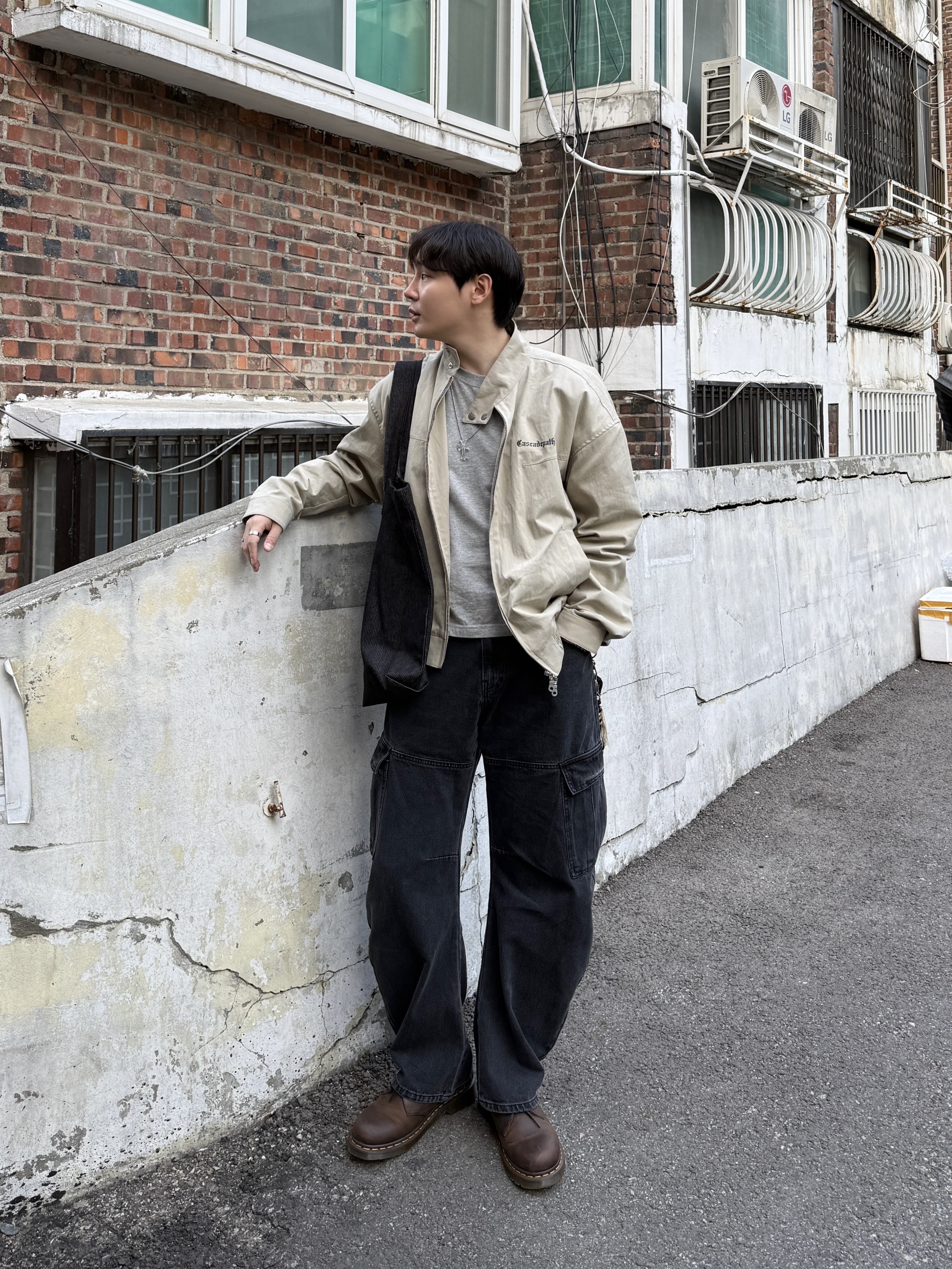 Dr. Martens 1461 Crazy Horse Dark Brown, Suade Cropped Tee Gray 착용 스타일 - 1