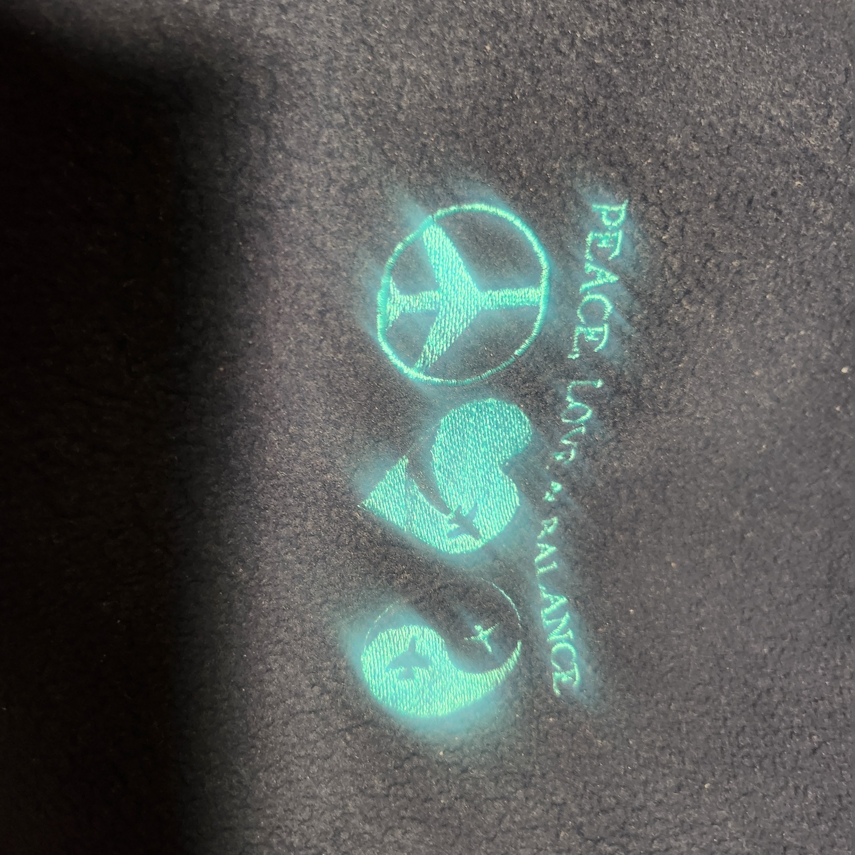 Nice Weather Peace Love Balance Blanket 착용 스타일