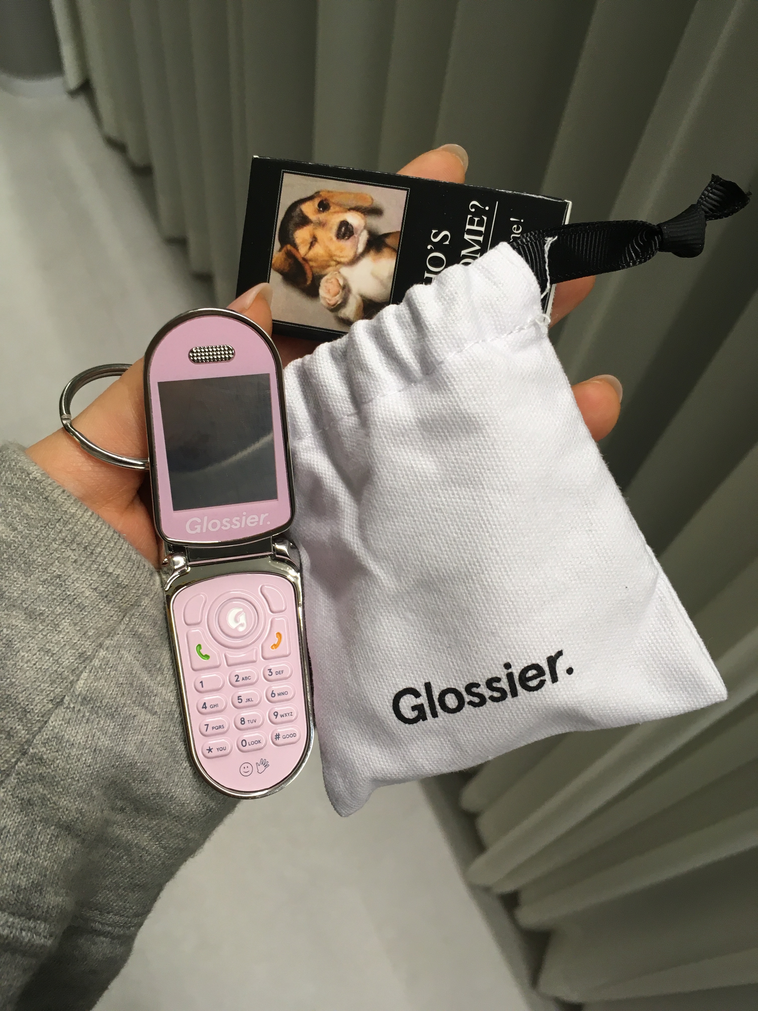 Glossier Cell Phone Keychain - LA Exclusive 착용 스타일