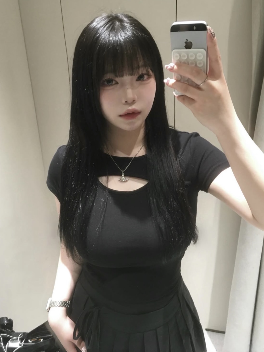 PHOS333 W Slim Fit Slit T-Shirt Black 착용 스타일 - 2