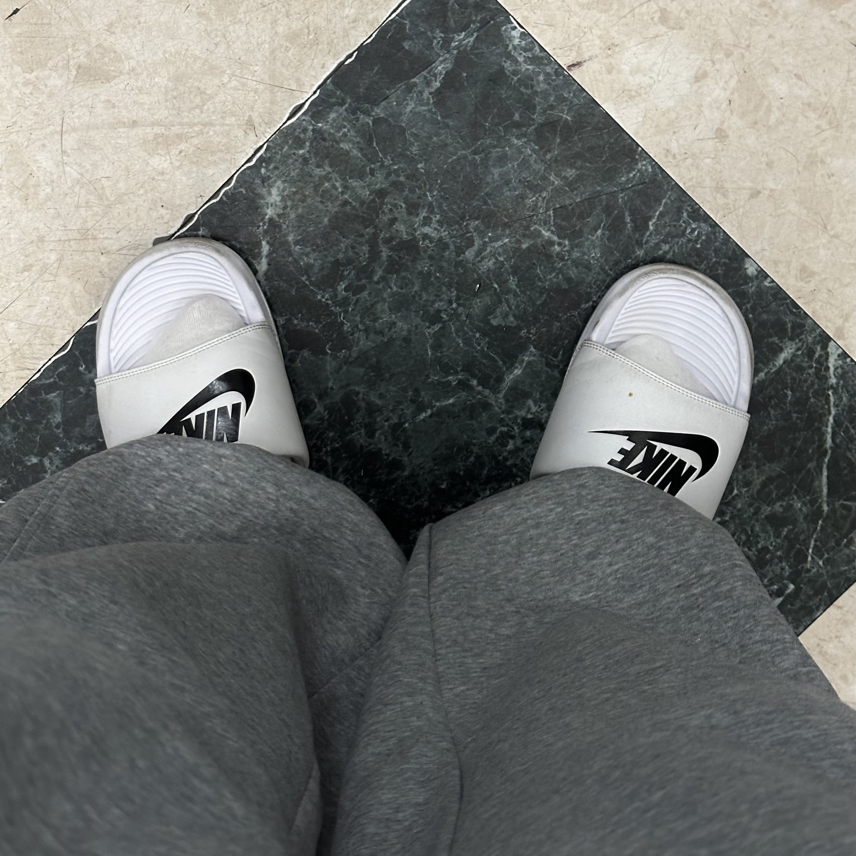 Nike Victori One Slide White Black 착용 스타일