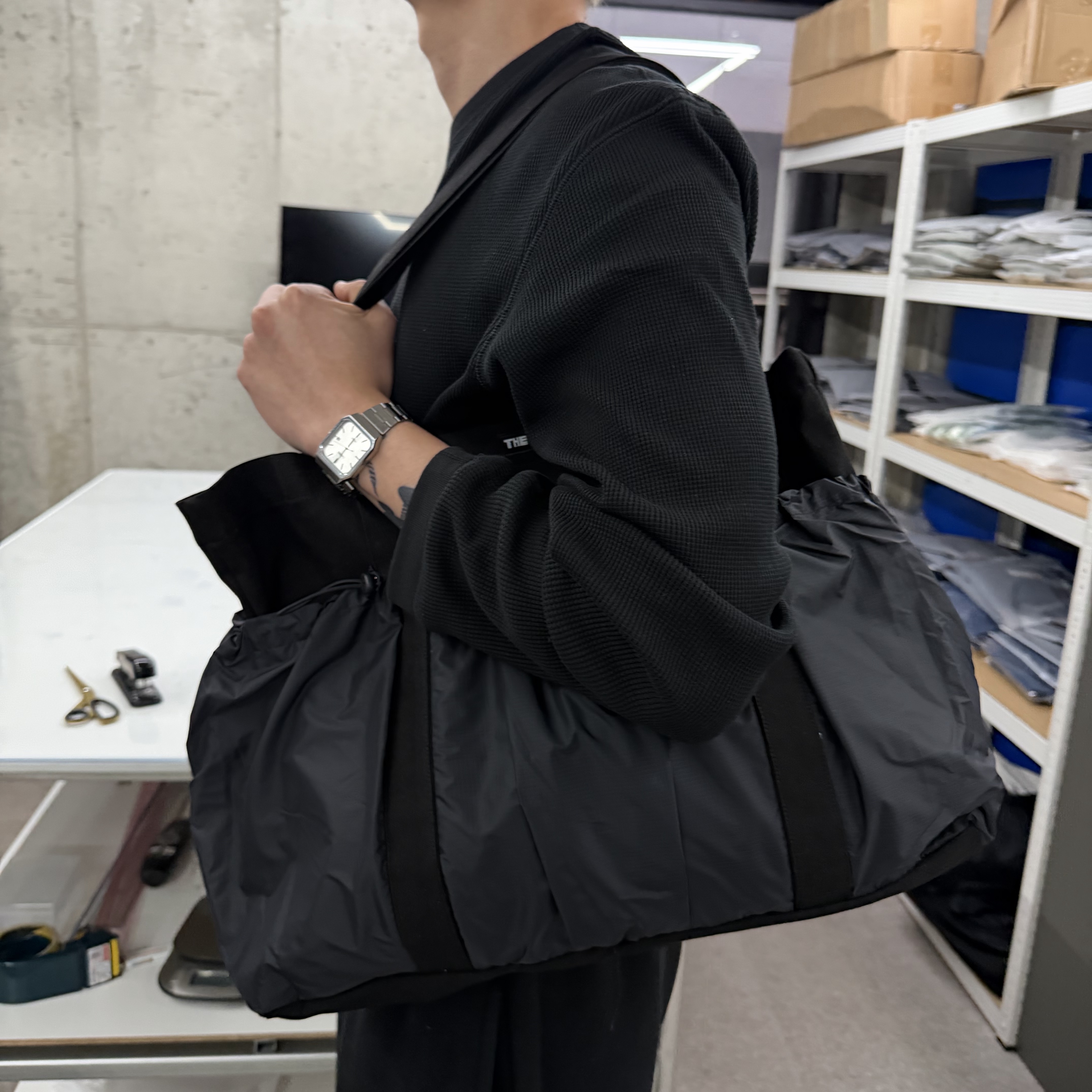 THE WARLD C.N Tote Bag Black 착용 스타일 - 5