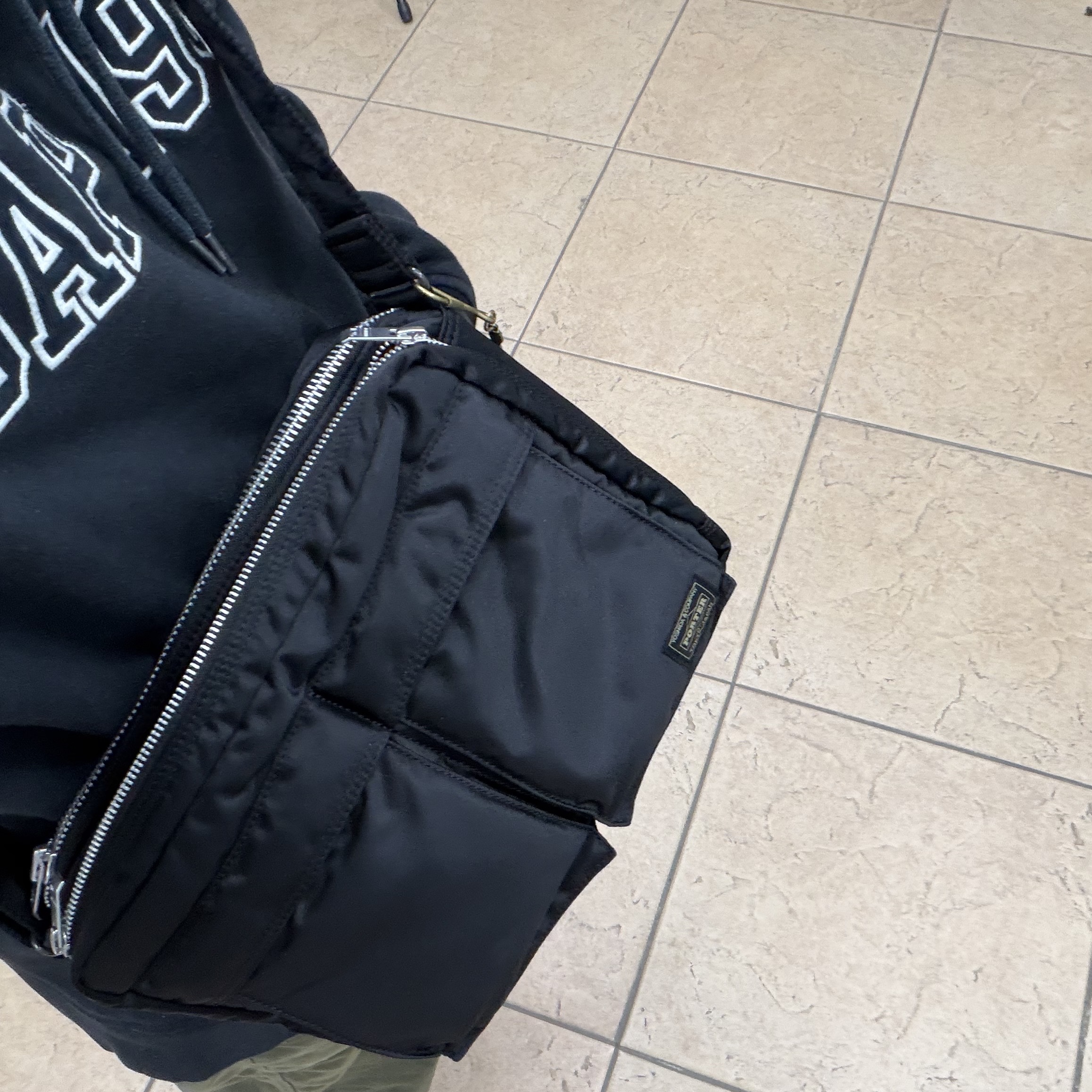 Porter All New Tanker Sling Bag Zip L Black 착용 스타일