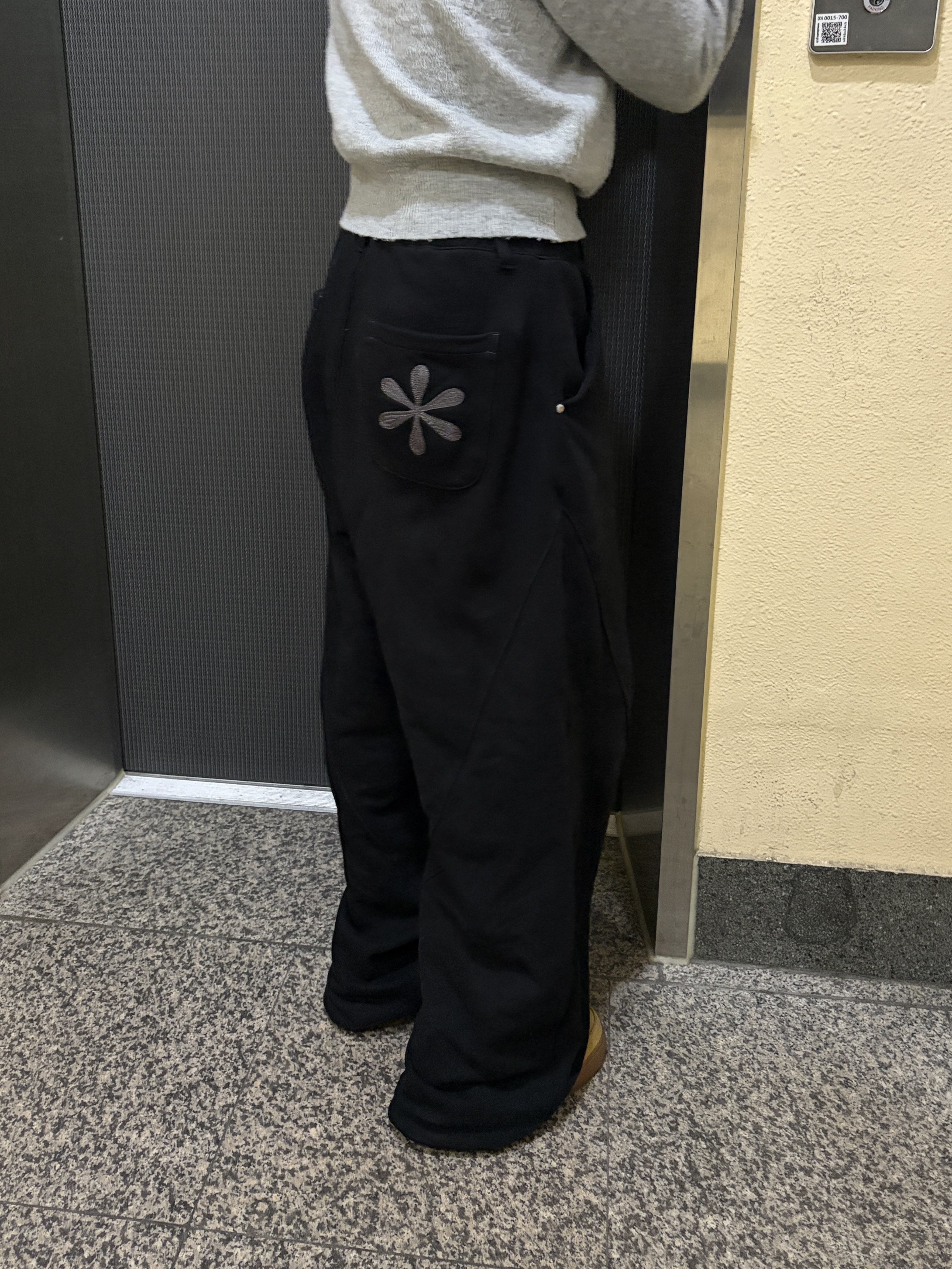Riomeu Curved Balloon Sweatpants Black 착용 스타일 - 1