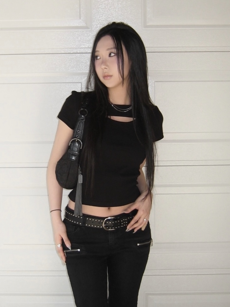 PHOS333 W Slim Fit Slit T-Shirt Black 착용 스타일 - 2