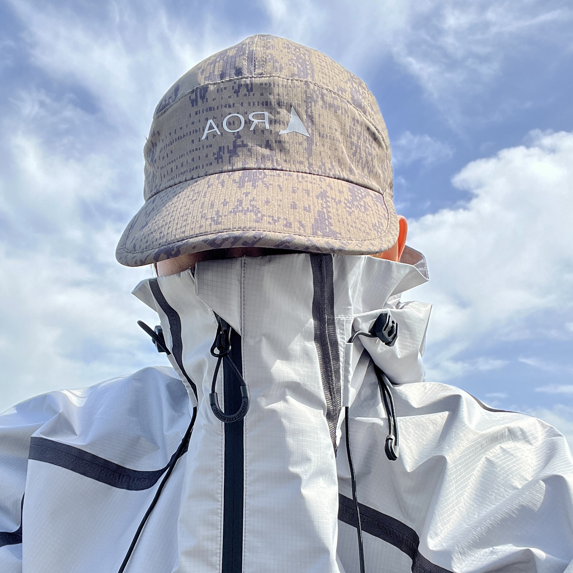 ROA Bri Melted Print Open Weave Cap Dark Olive 착용 스타일