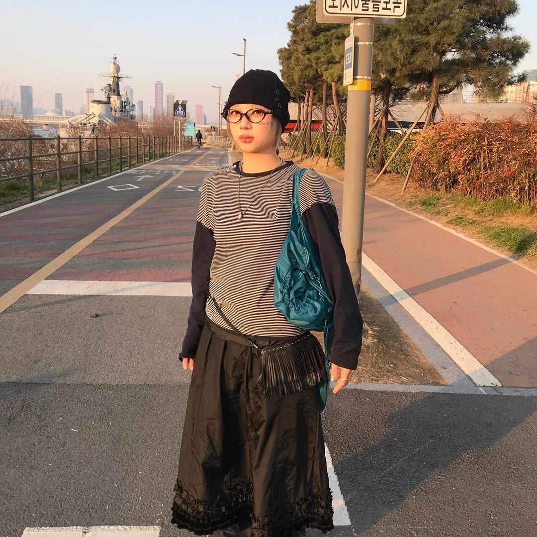 MAINBOOTH Button Turban Beanie BLACK, MAINBOOTH Layered Border T-shirt NAVY 착용 스타일 - 5