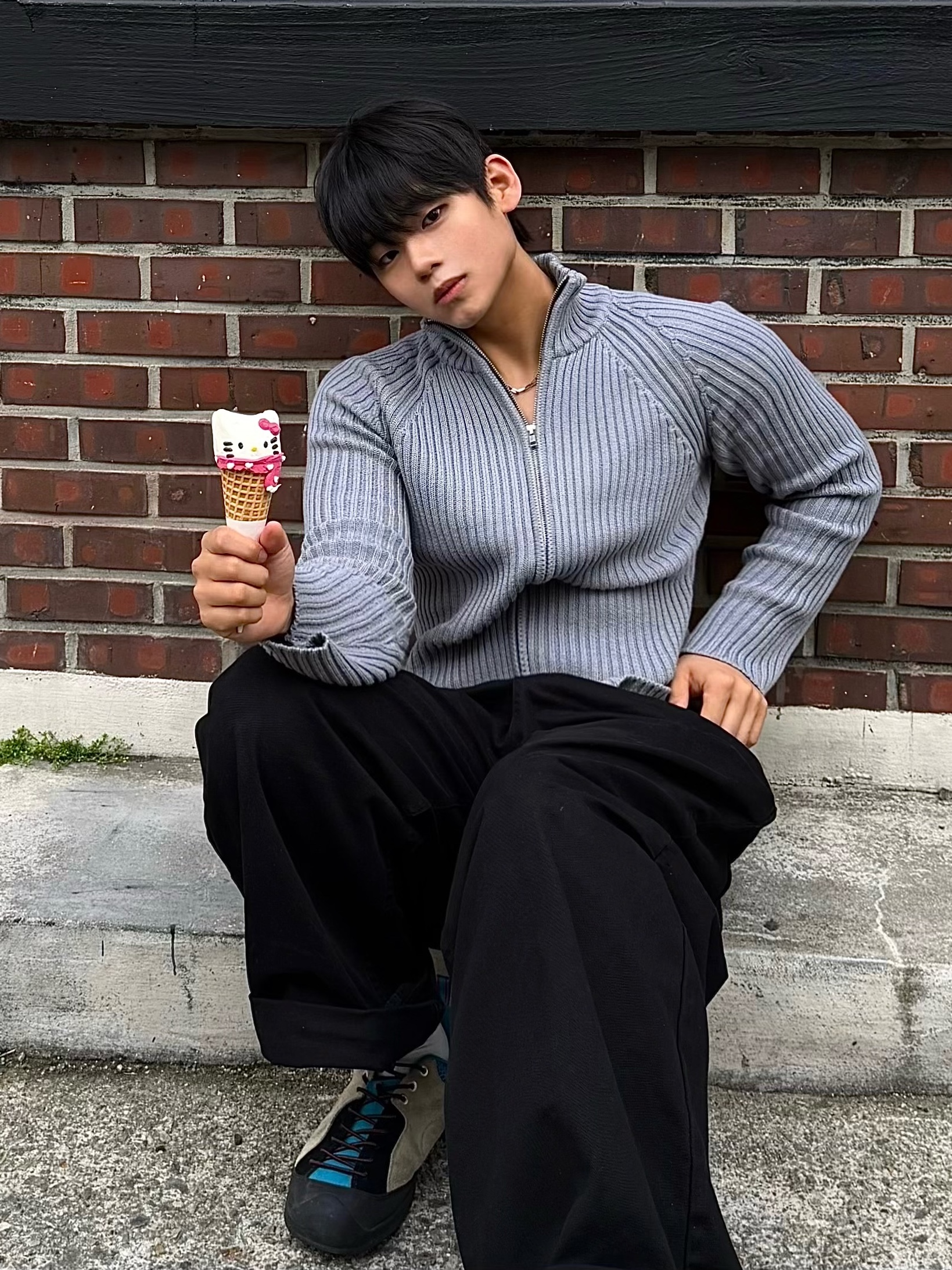 PHOS333 M Stand Neck Knit Zip-Up Grey 착용 스타일 - 3