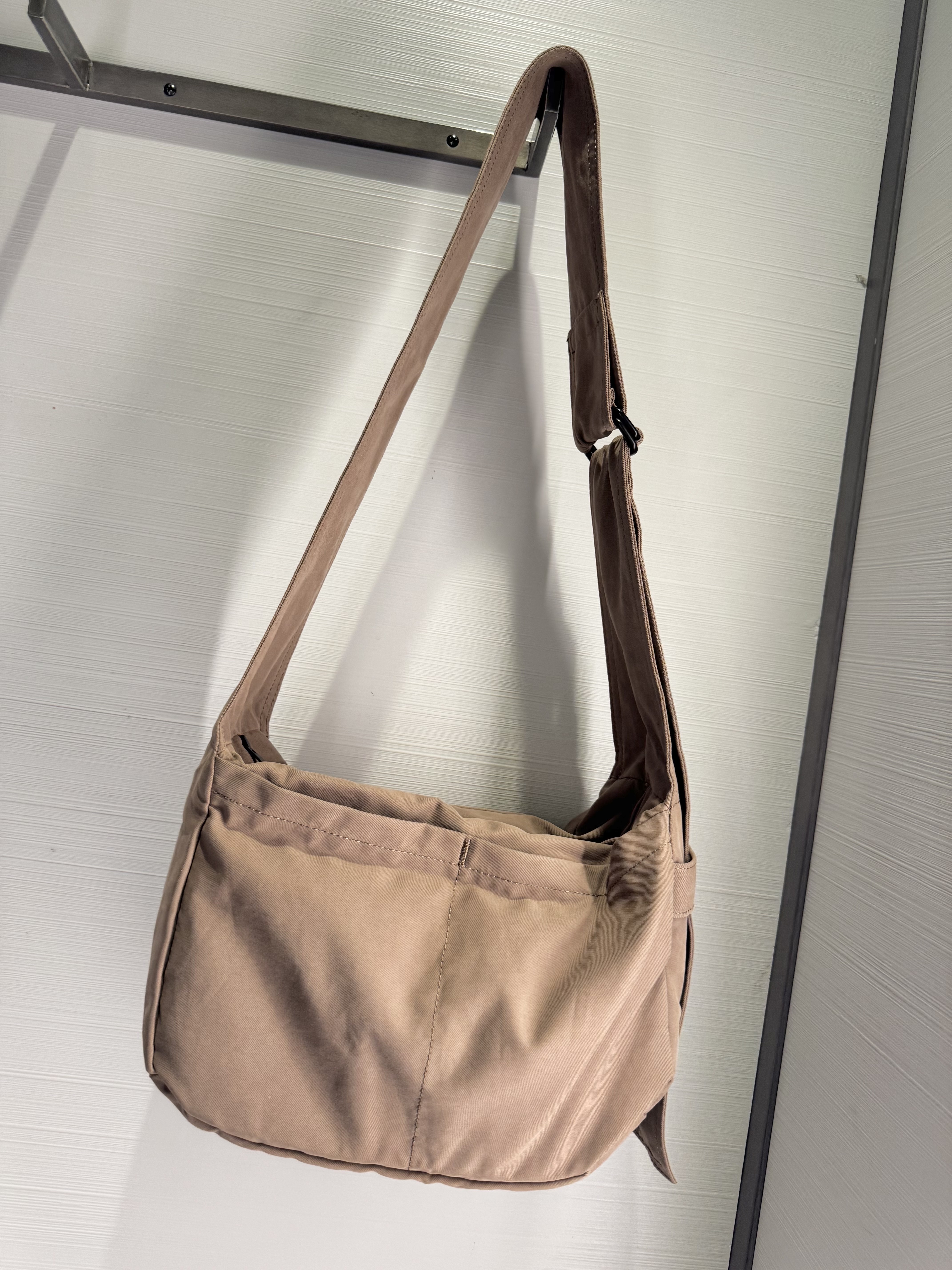 COS Nylon Mini Slouchy Crossbody Bag Clay, Monchhichi x Strange Things Key Chain Hellfire Club 착용 스타일 - 5