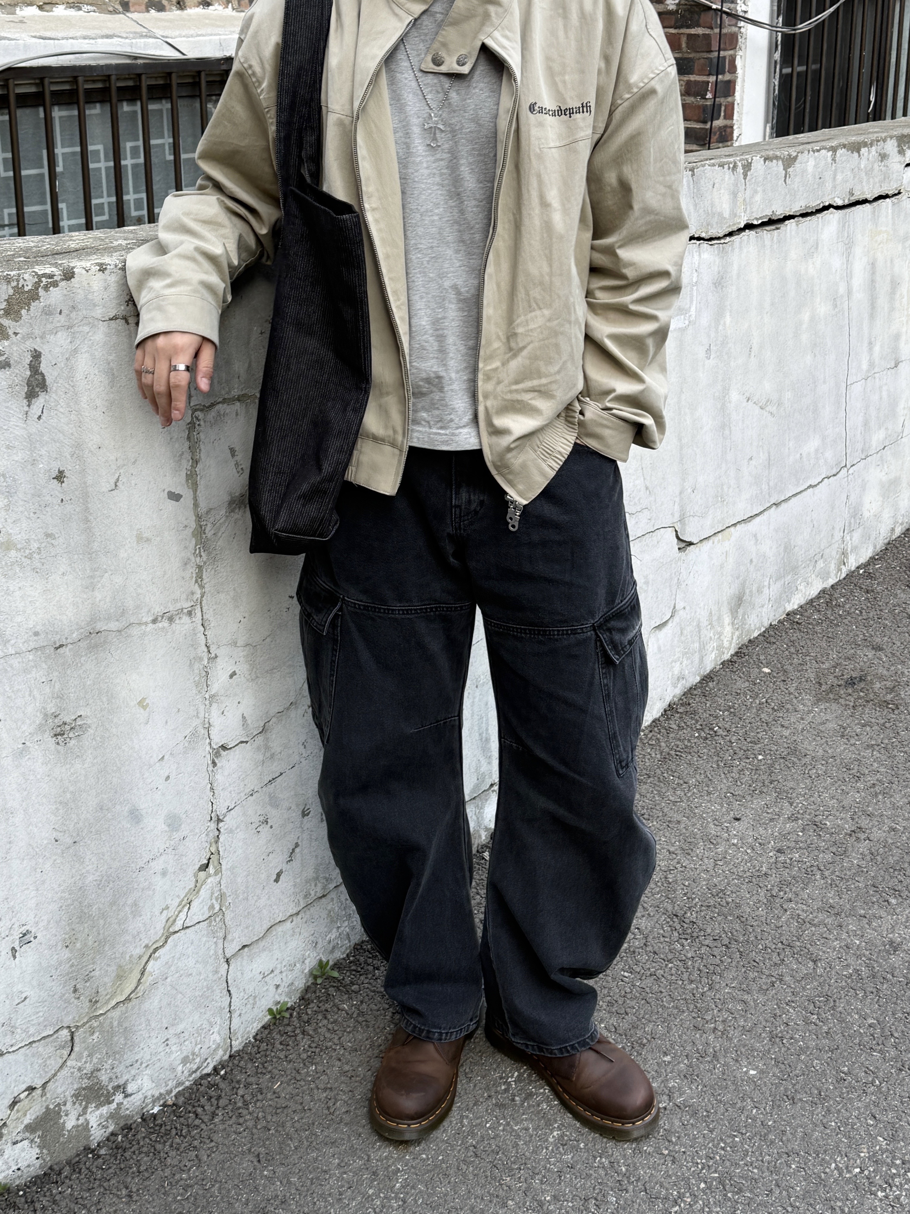 Dr. Martens 1461 Crazy Horse Dark Brown, Suade Cropped Tee Gray 착용 스타일 - 2