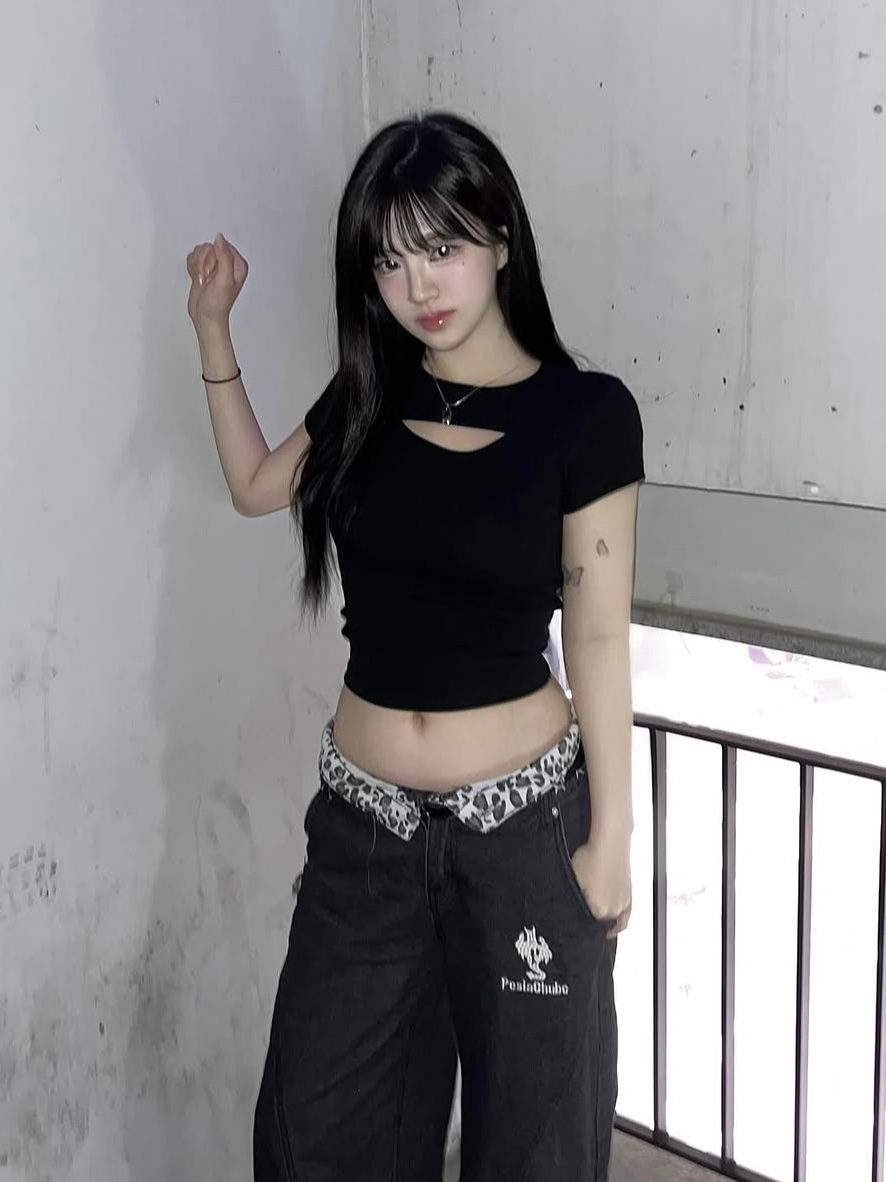 PHOS333 W Slim Fit Slit T-Shirt Black 착용 스타일 - 2
